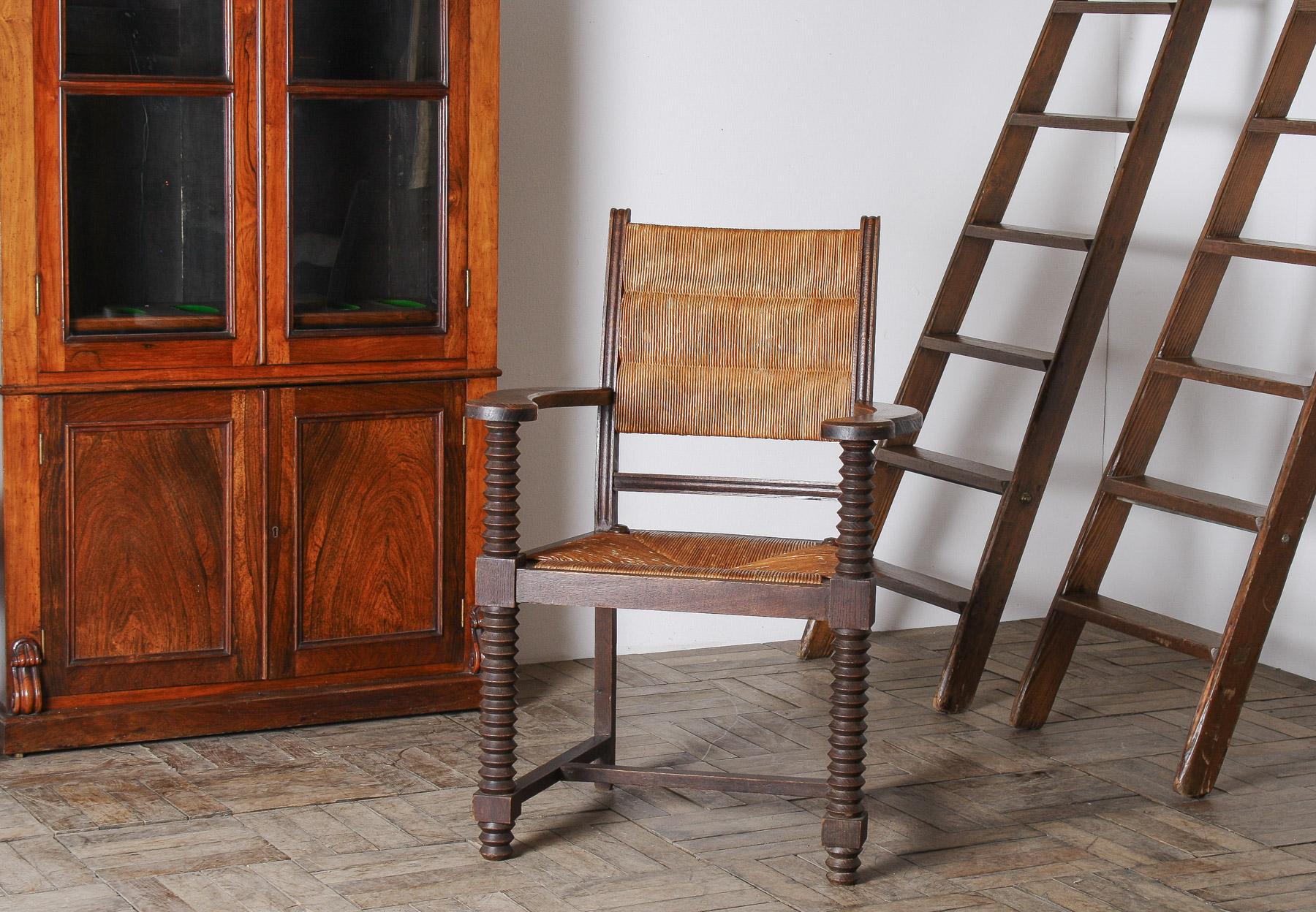 Francese Poltrona cavatappi in Oak del 1950 con seduta in paglia attribuita a Charles Dudouyt in vendita