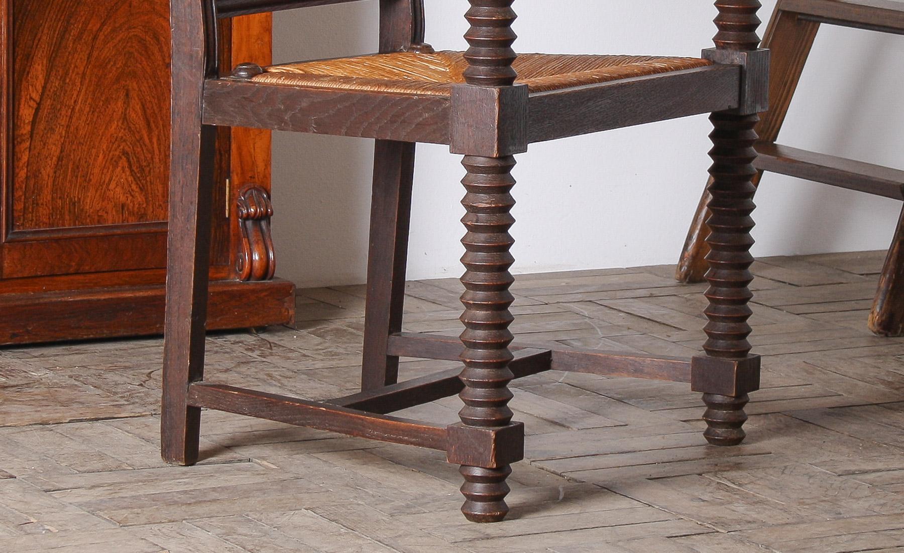 Poltrona cavatappi in Oak del 1950 con seduta in paglia attribuita a Charles Dudouyt In condizioni buone in vendita a Llanbrynmair, GB