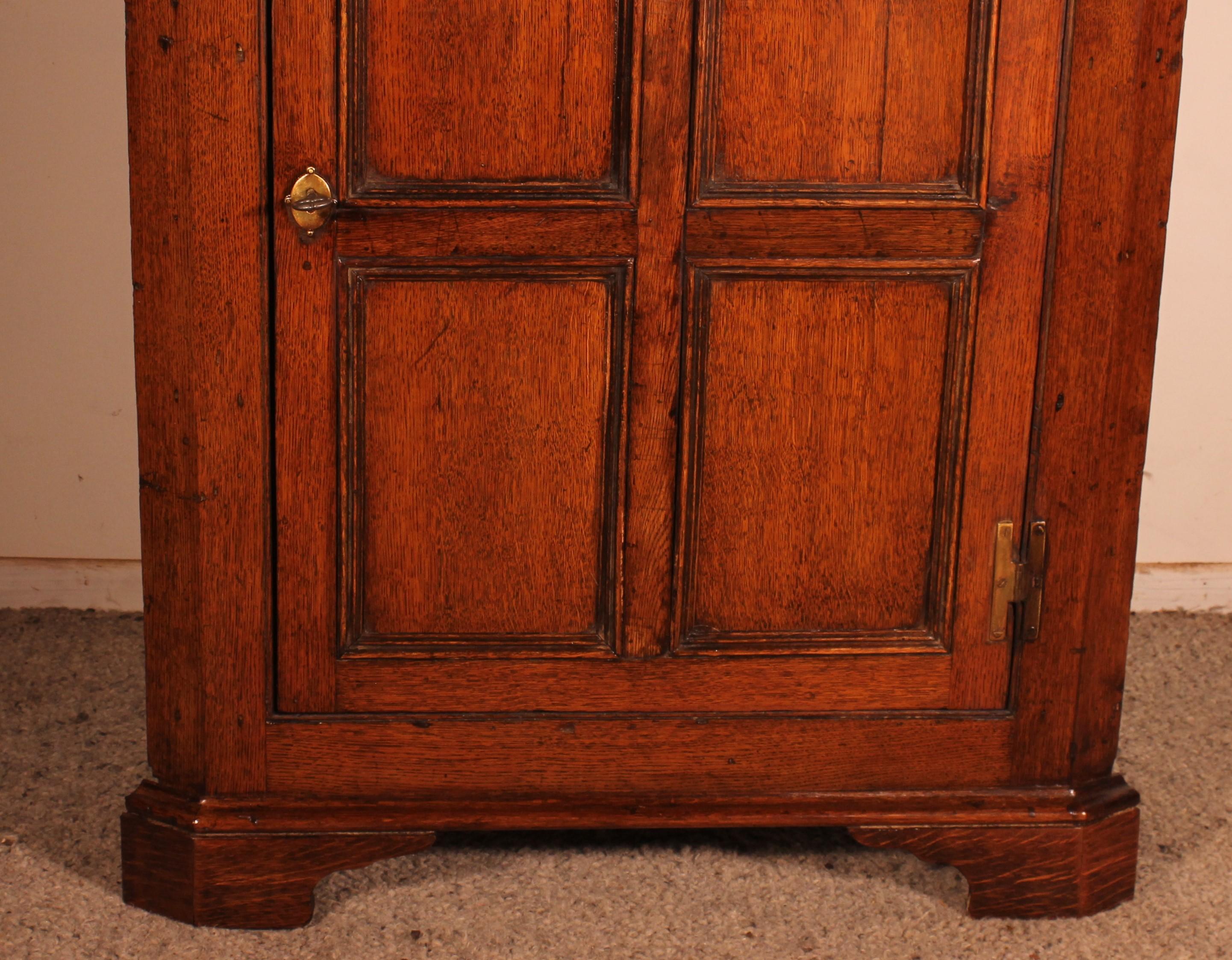 Lovely corner cupboard from the Georgian period in oak circa 1800
small unusual model composed of a door with shelves inside.
Very nice molding work on the door
Superb patina and in perfect condition
length on the right facade; 58cm
length on the