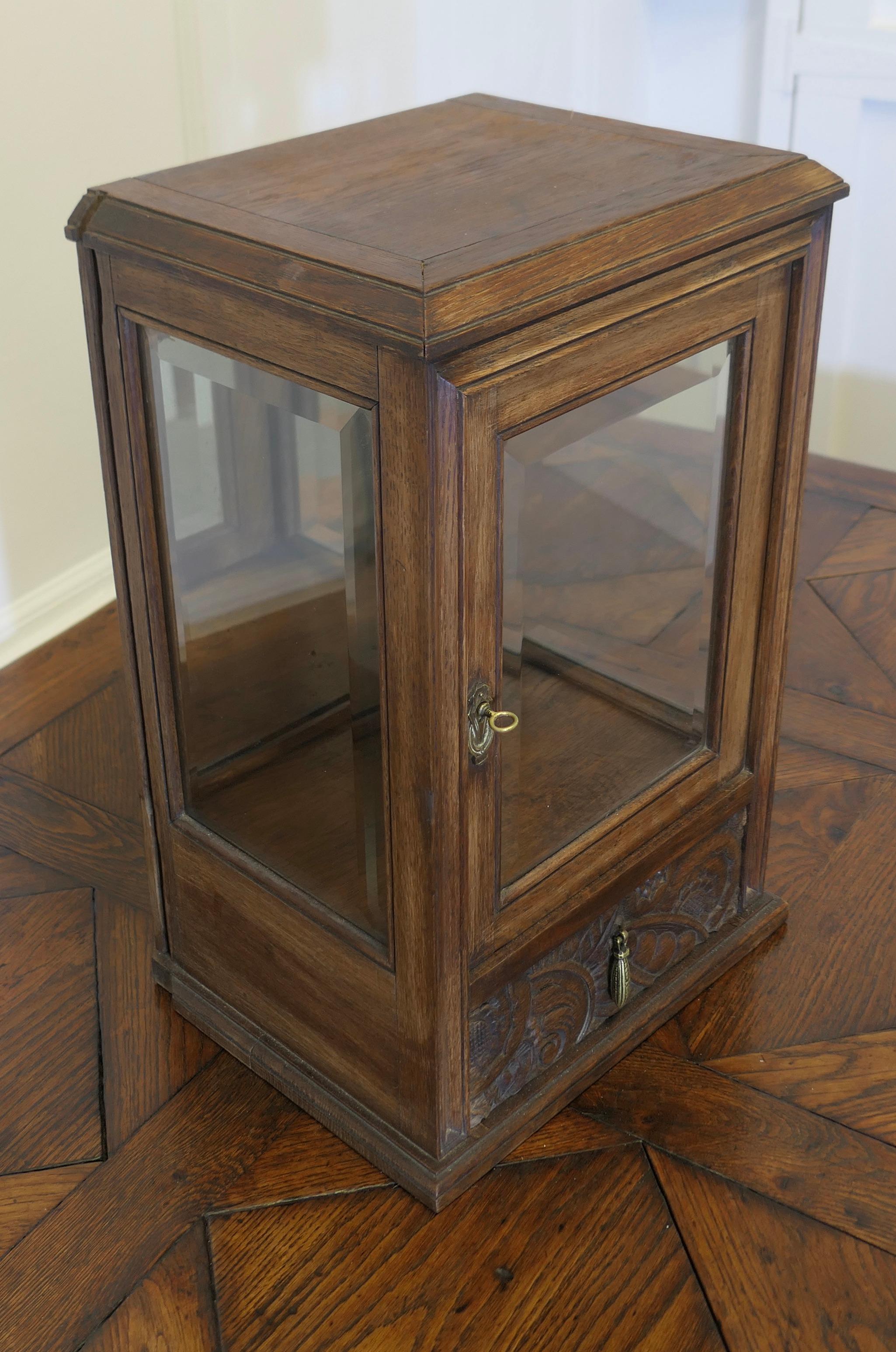 Oak Counter top Display Cabinet with Drawer  A useful little cabinet In Good Condition For Sale In Godshill, Isle of Wight