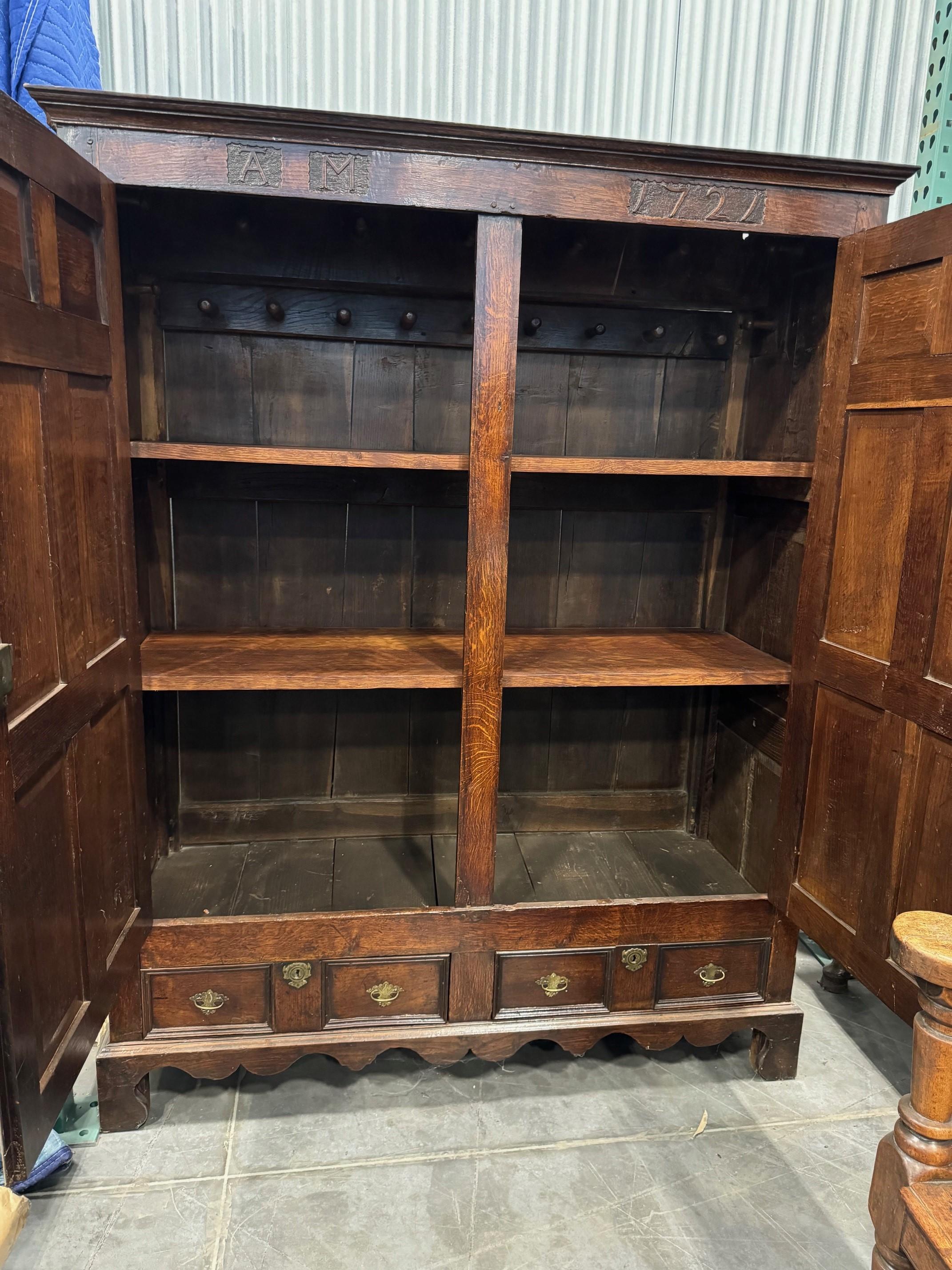 Armoire de cour en chêne vers 1727 en vente 10