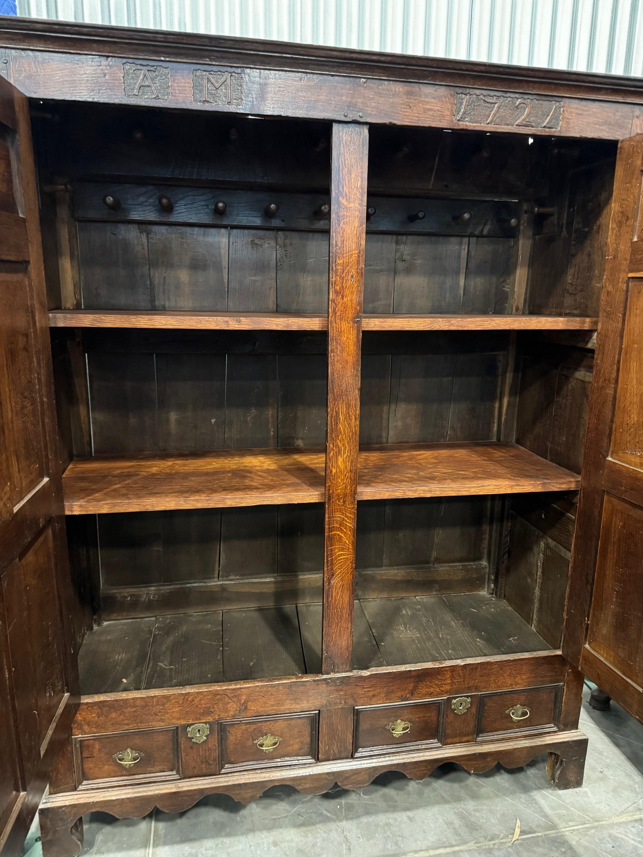 Armoire de cour en chêne vers 1727 en vente 11