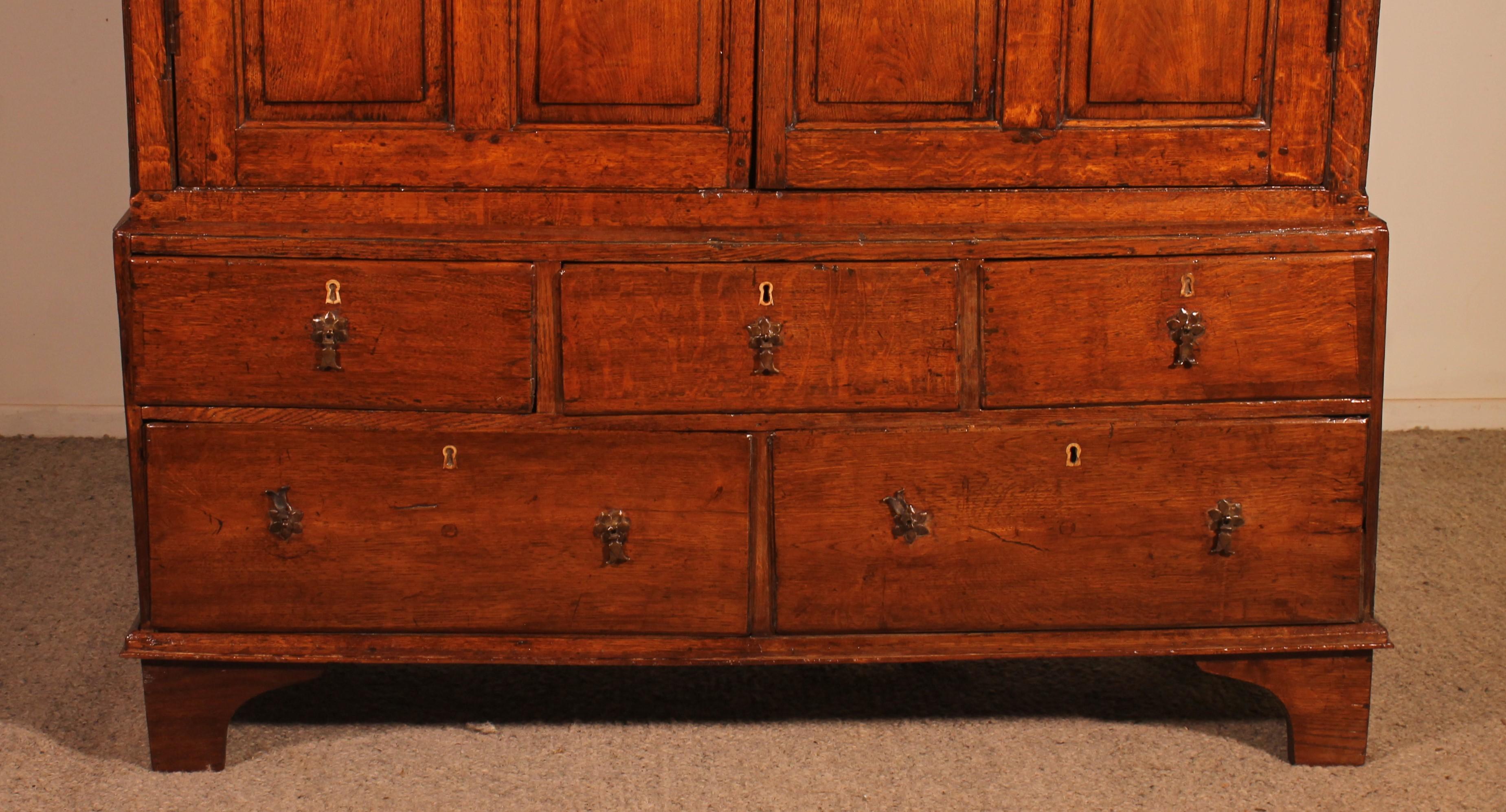 Graziosa credenza o buffet in due parti in legno di quercia risalente agli inizi del XVIII secolo.

Interessante credenza dalle dimensioni insolite, composta da una parte inferiore con 5 cassetti e una parte superiore apribile con due ante.

Il