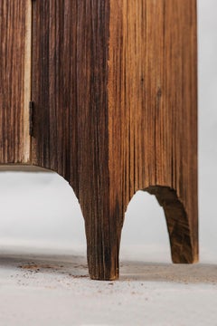 Armario Contemporáneo de Estilo Brutalista en Roble Macizo (oscuro)