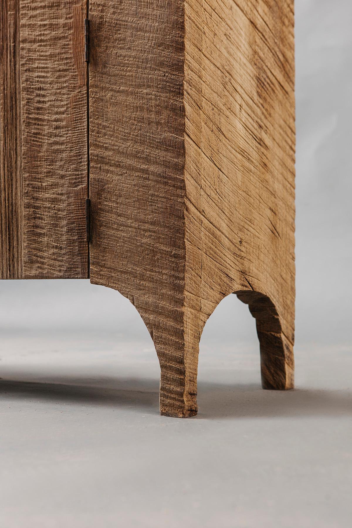 XXIe siècle et contemporain Armoire contemporaine de style brutaliste en Oak Oak massif (foncé) en vente