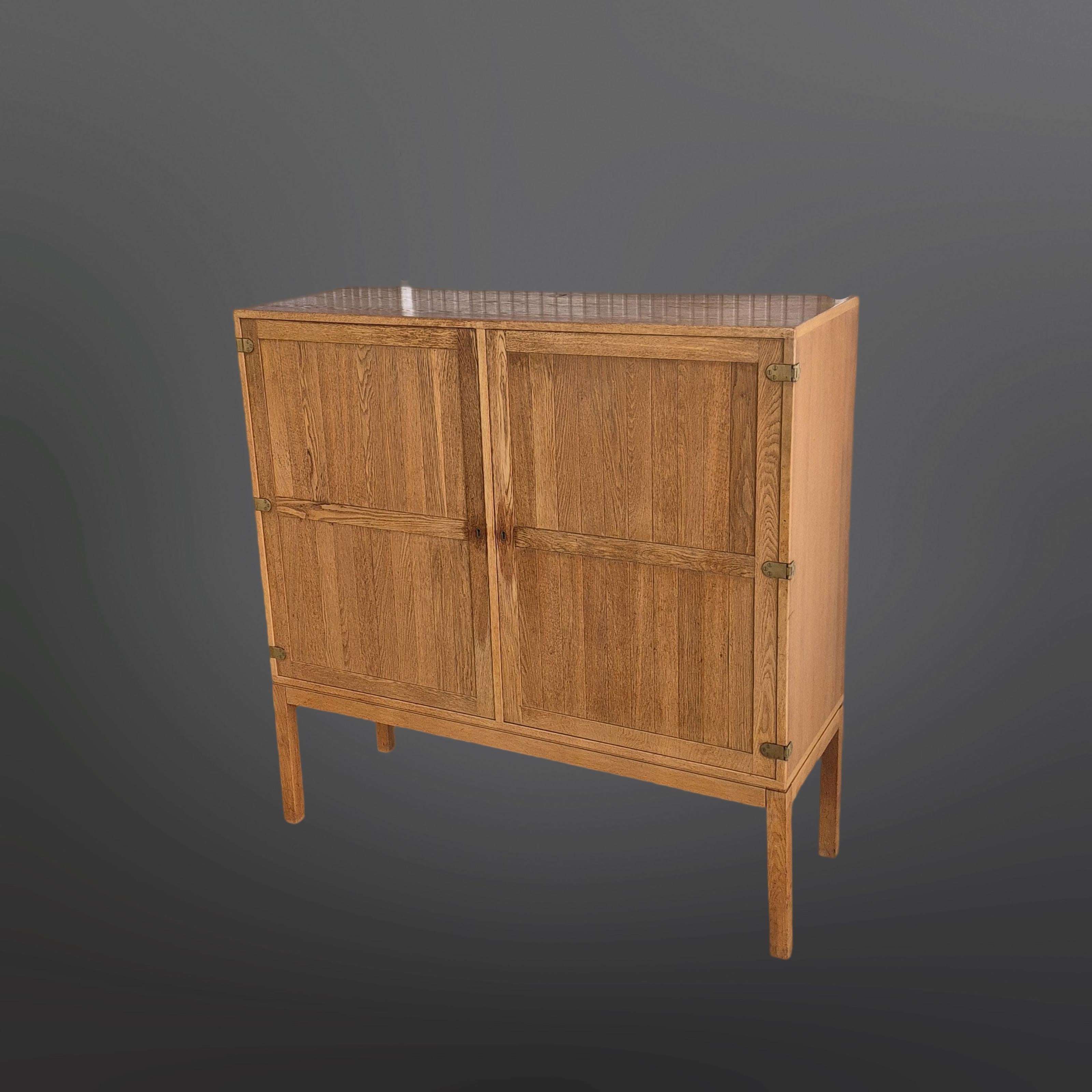 Tavola alta di Kurt Ostervig per I. A. B. Randers.
Realizzato in Oak con cerniere in ottone a vista. Dietro la porta di sinistra ci sono due cassetti e due ripiani. L'anta destra contiene due ripiani.
Proveniente dal proprietario