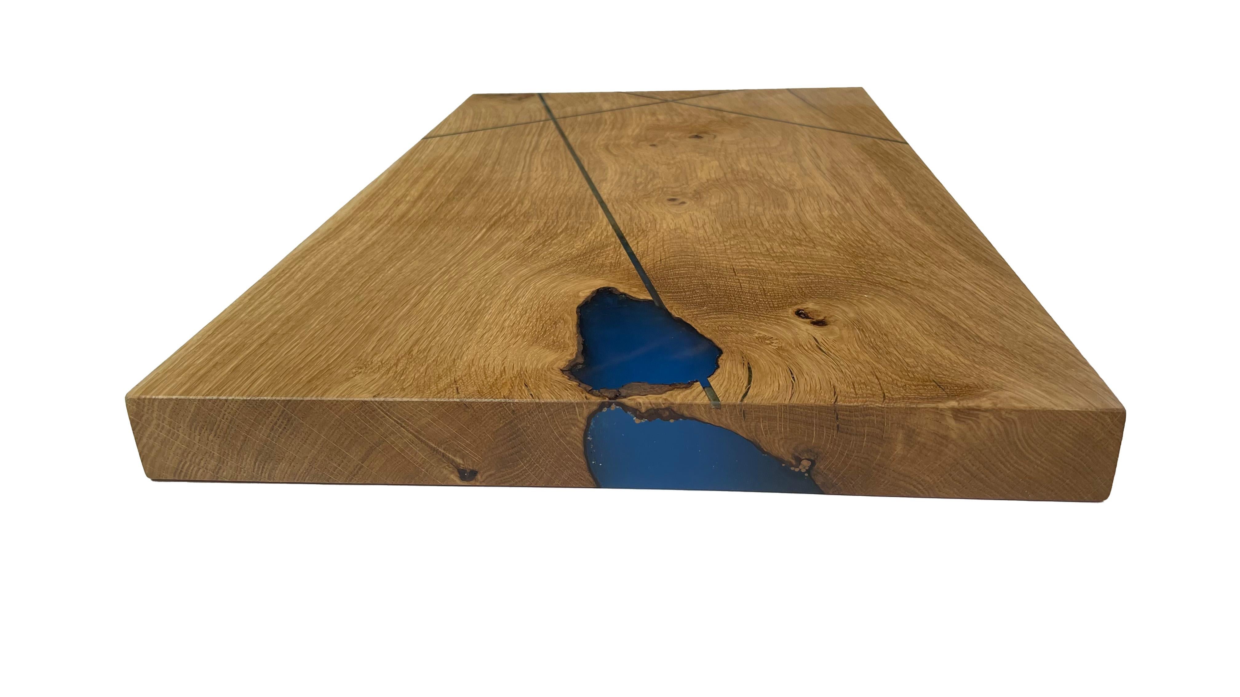 Lacquered Oak cutting board with blue fine expocide resin lines For Sale