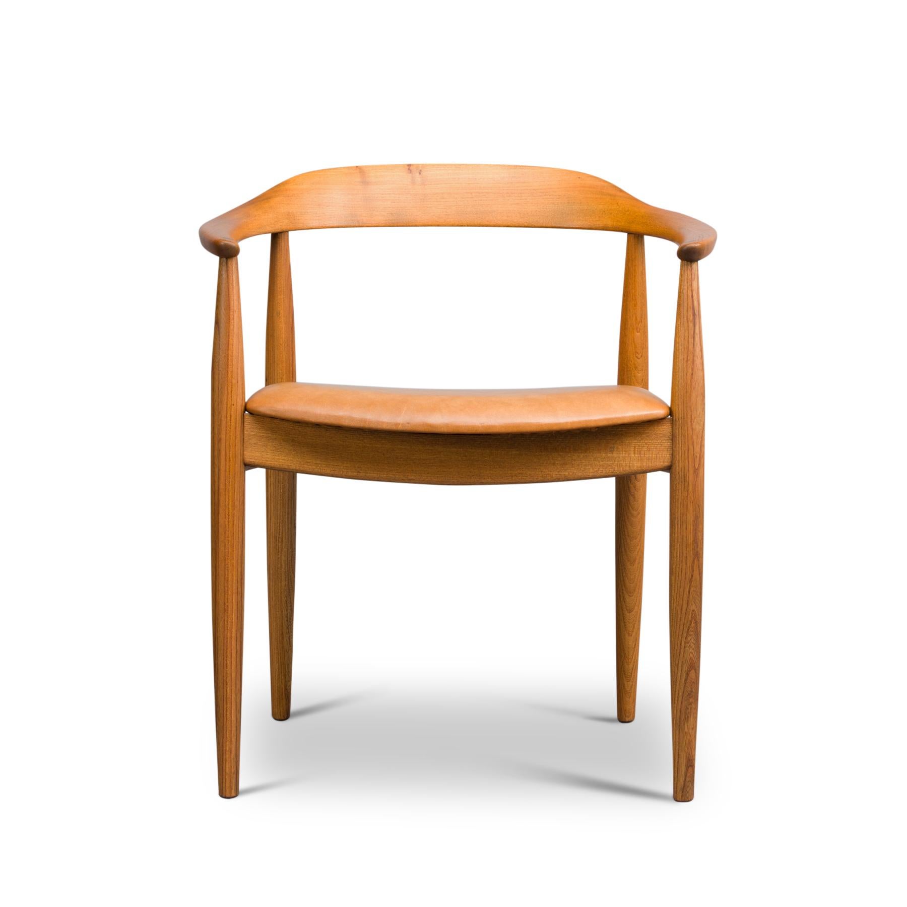 Designed by Illum Wikkelsø this chair is instantaneously recognizable as an Niels Eilersen. Producer Eilersen was proficient in steam bending of wood and made the back of the chair and armrests in one piece. This chair is also referred to as round