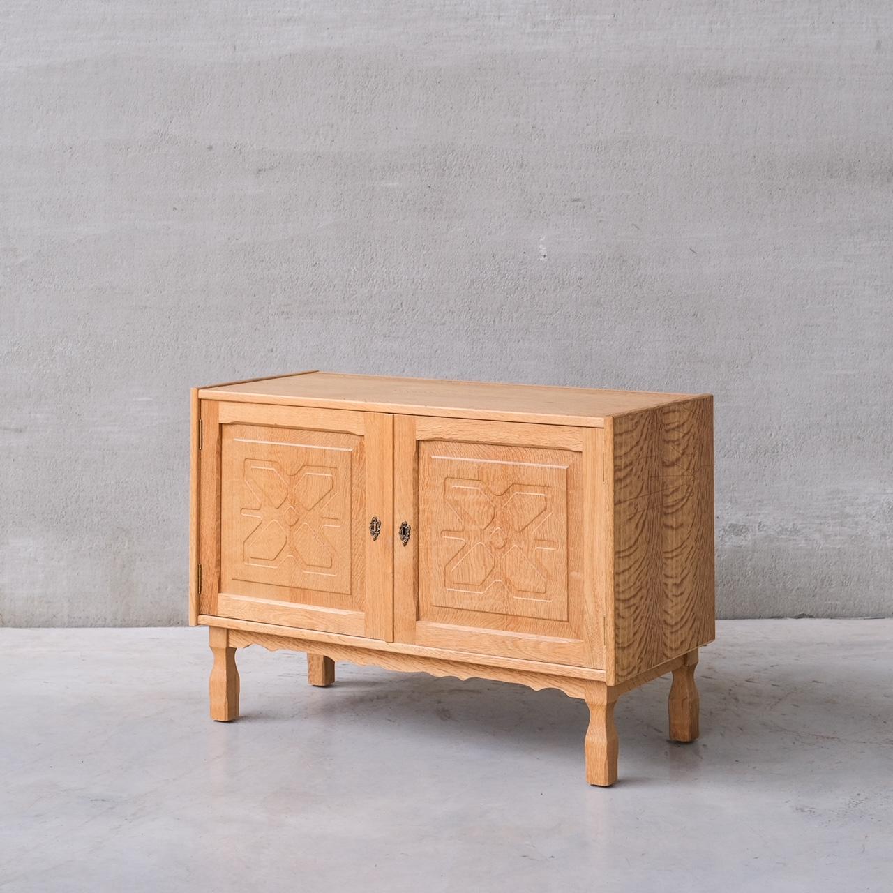A pair of blonde oak bedside cabinets or small sideboards.

Denmark, c1960s.

Attr. to Henning Kjaernulf.

Price is for the pair.

Good vintage condition, some scuffs and wear commensurate with age.

Internal ref: 18/10/23/037.

Location: Belgium