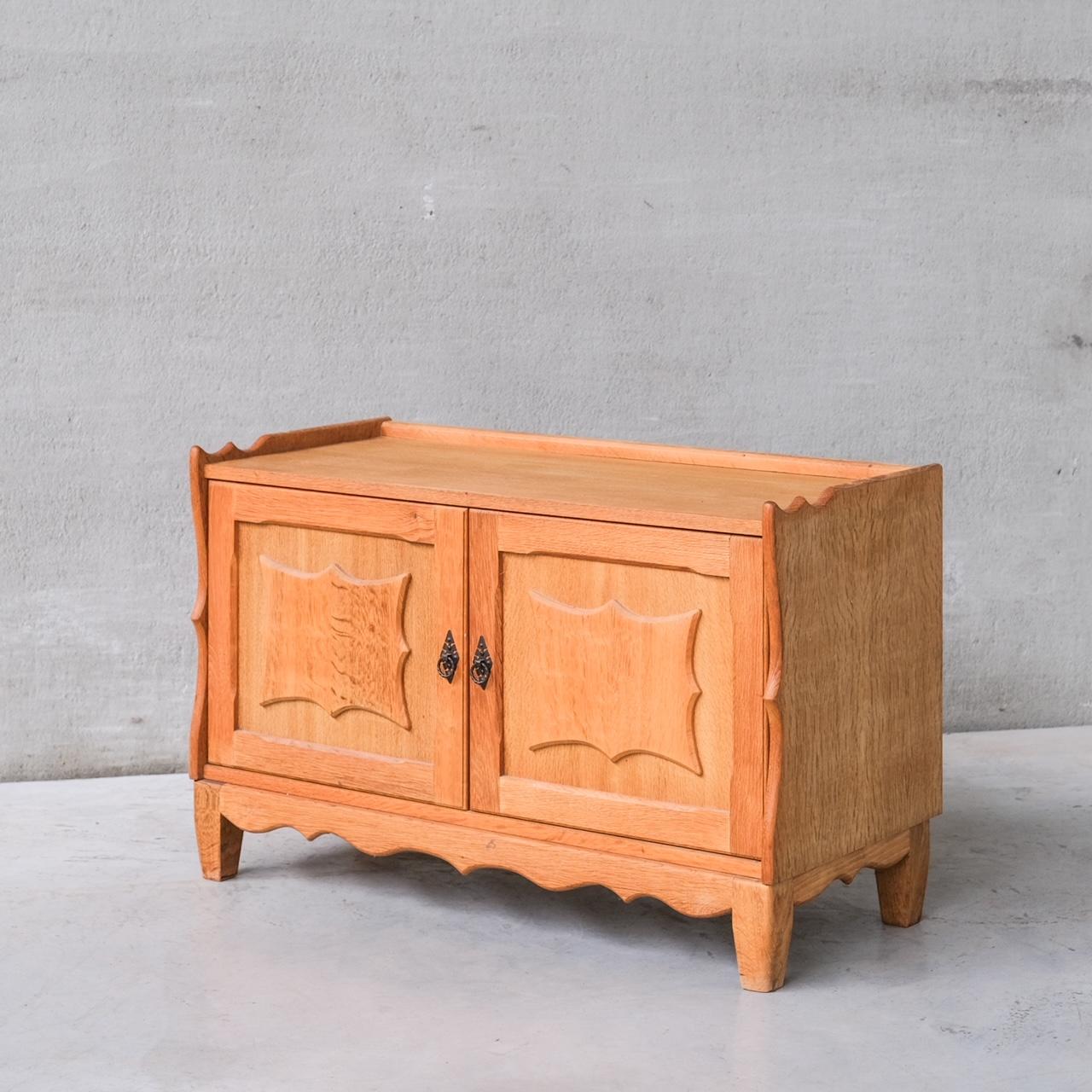 A pair of blonde oak bedside cabinets or small sideboards.

Denmark, c1960s.

Attr. to Henning Kjaernulf.

Price is for the pair.

Good vintage condition, some scuffs and wear commensurate with age.

Internal ref: 18/10/23/038.

Location: Belgium