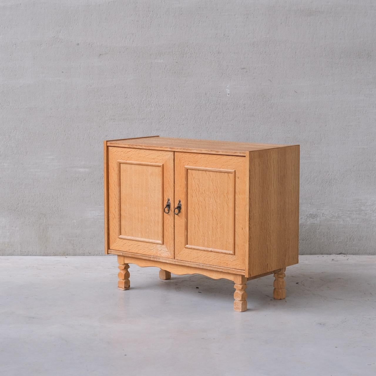 A pair of blonde oak bedside cabinets or small sideboards.

Denmark, c1960s.

Attr. to Henning Kjaernulf.

Price is for the pair.

Good vintage condition, some scuffs and wear commensurate with age.

Internal ref: 5/9/23/022.

Location: Belgium