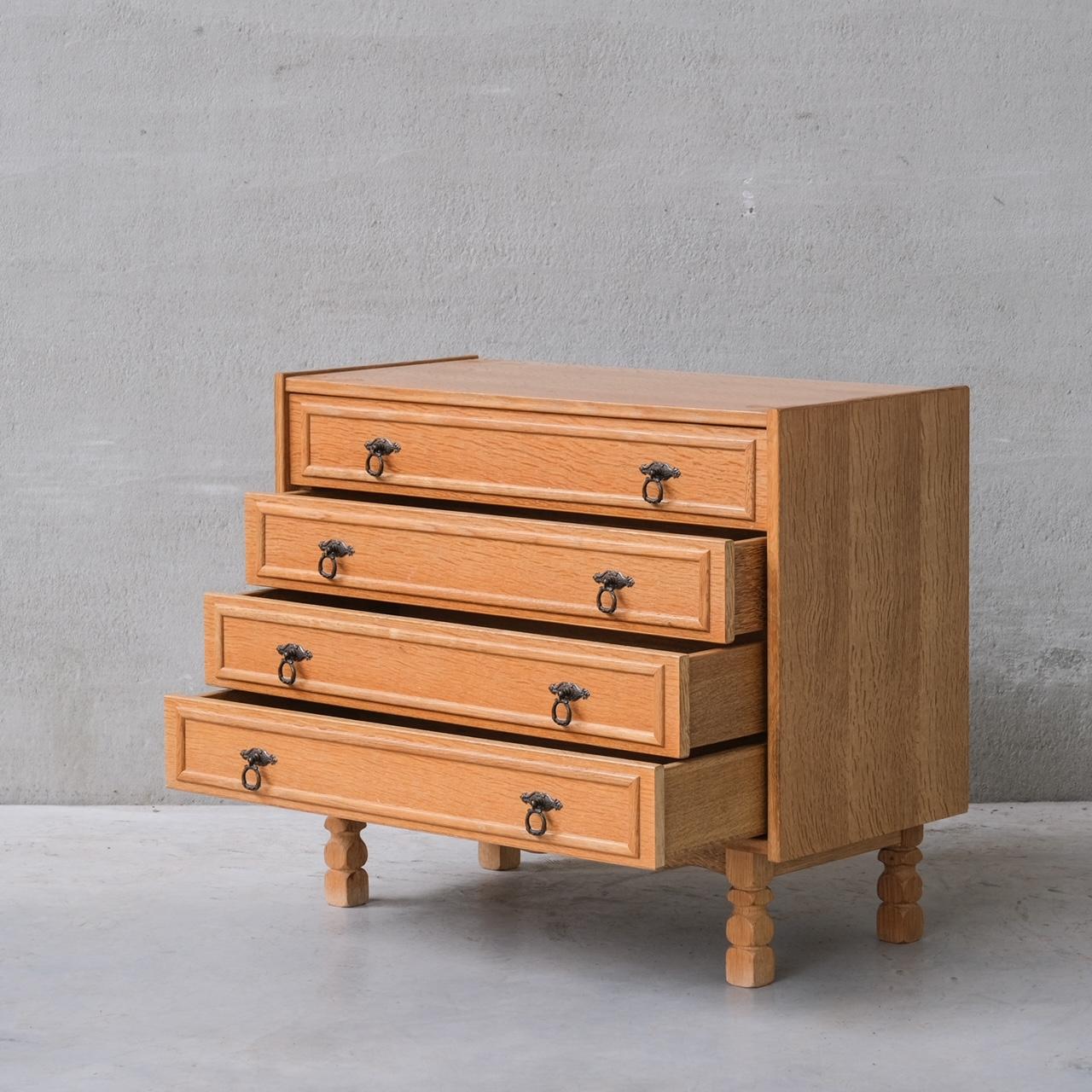 A single blonde oak chest of drawers.

Denmark, c1960s.

Four drawers with dual handles, raised over turned legs.

Good vintage condition, some scuffs and wear commensurate with age.

Internal Ref: 5/9/23/023.

Location: Belgium