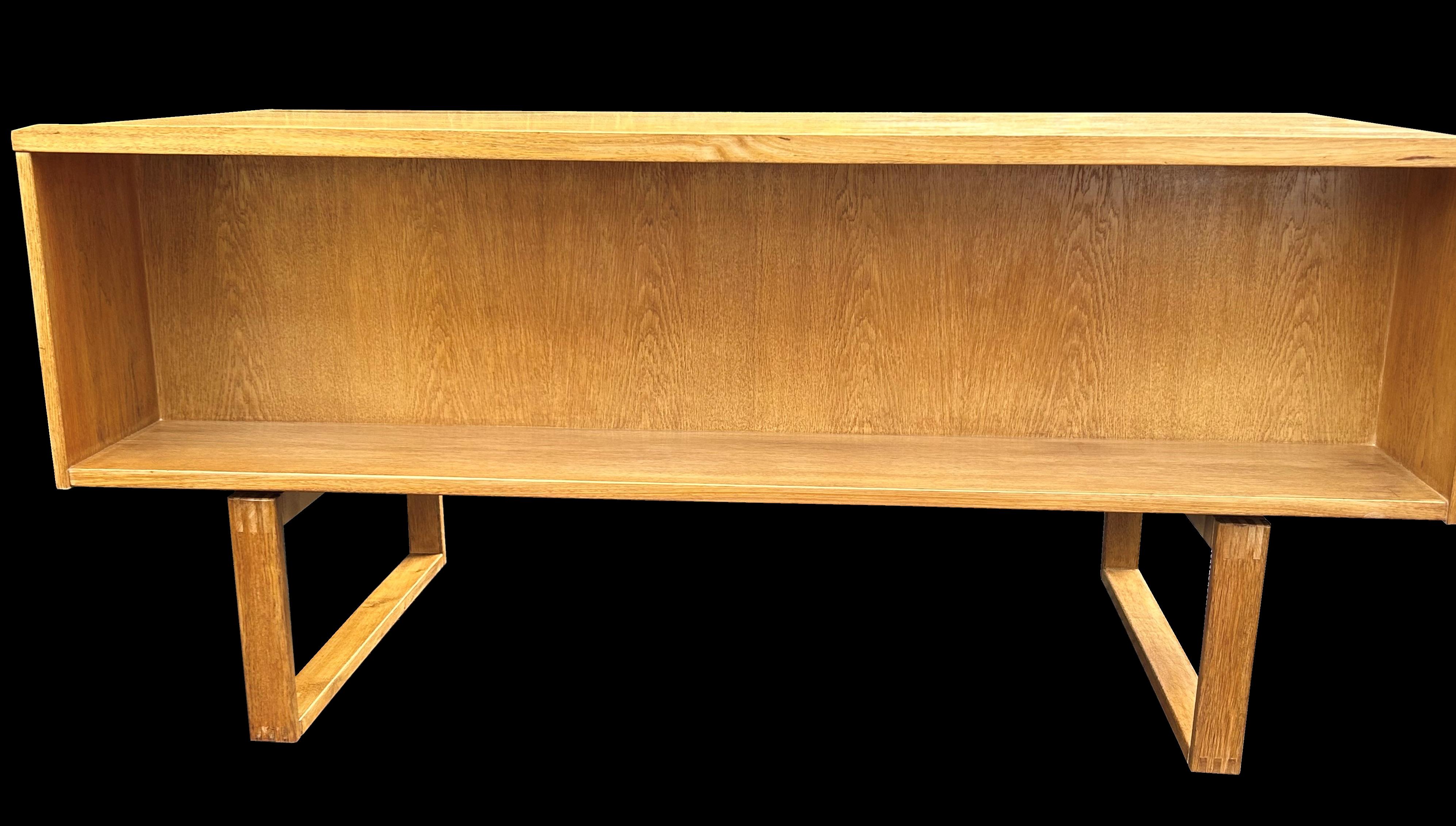 Oak Desk by Henning Jensen & Torben Valeur In Good Condition In Little Burstead, Essex