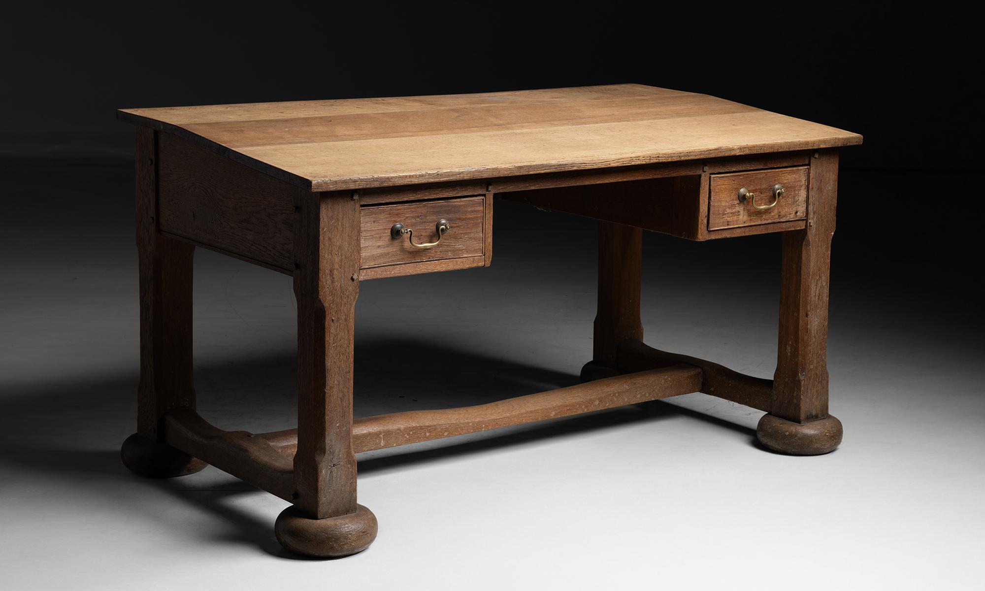 Oak Desk, England circa 1920 In Good Condition For Sale In Culver City, CA