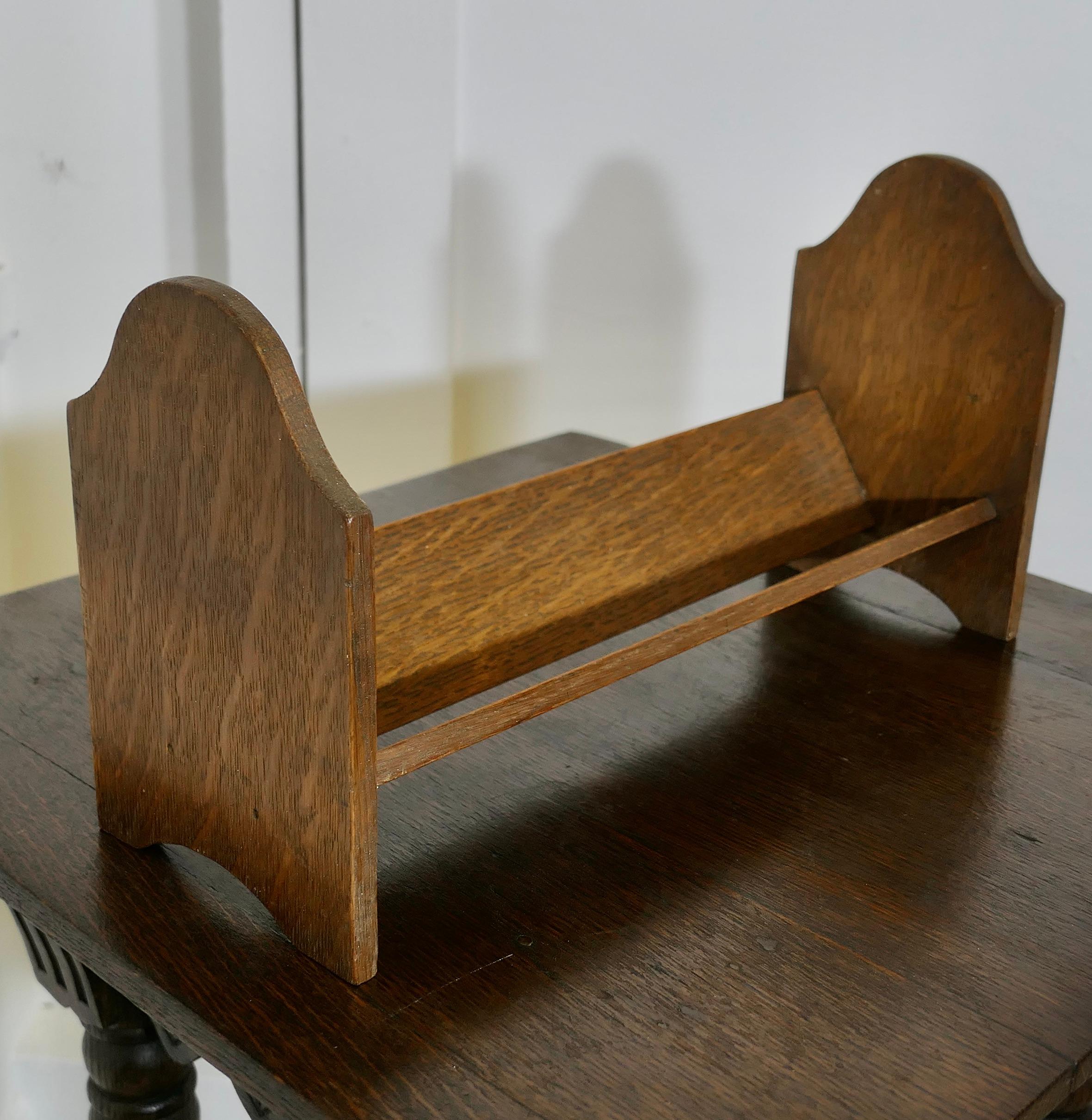 Vaschetta per libri da scrivania in Oak

Un utile pezzo in Oak, ideale per contenere alcuni libri sulla scrivania o sul comodino.
L'abbeveratoio  è alto 8