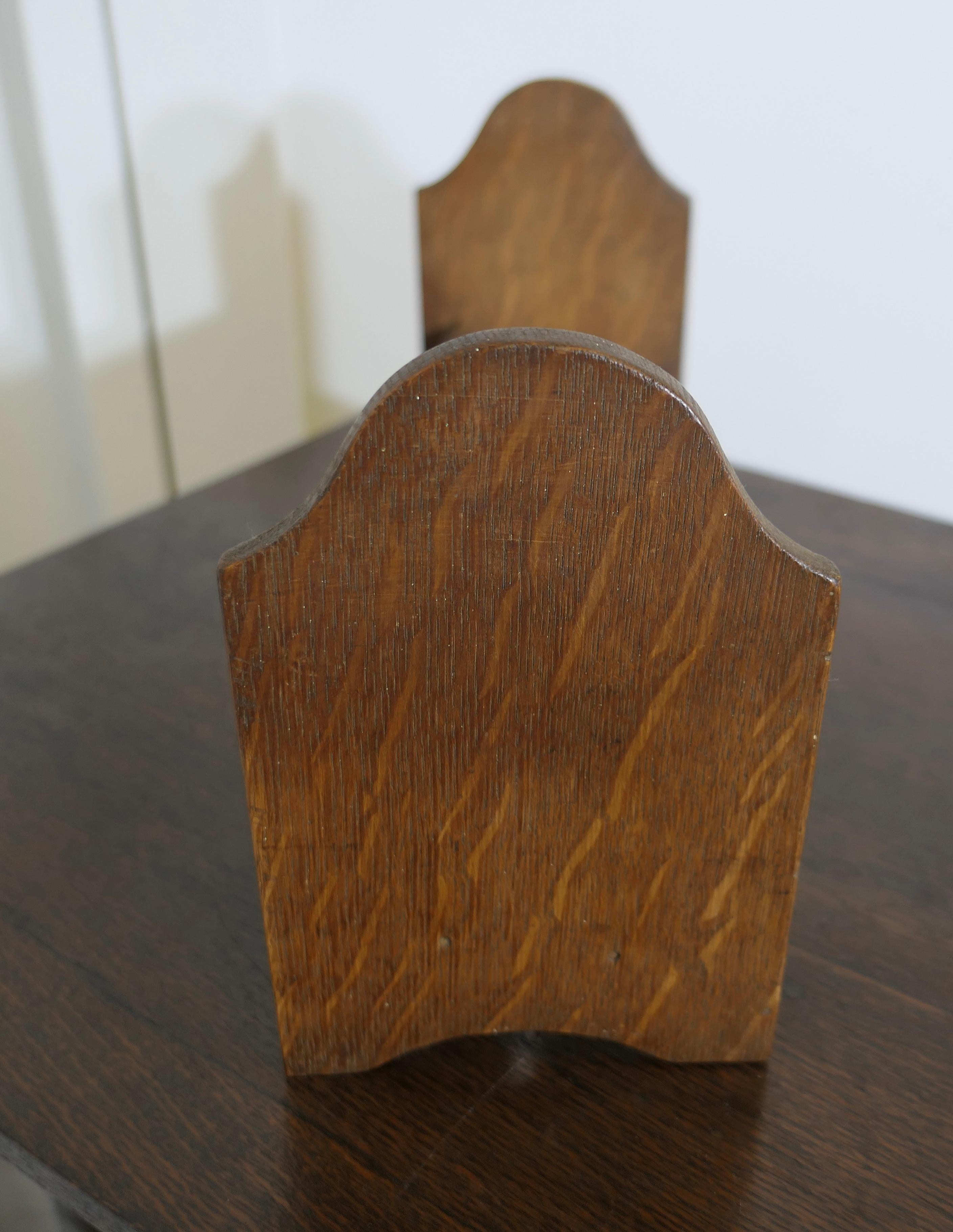 Vaschetta per libri da scrivania in Oak  Un utile pezzo realizzato in Oak e ideale per contenere i libri. In condizioni buone in vendita a Godshill, Isle of Wight