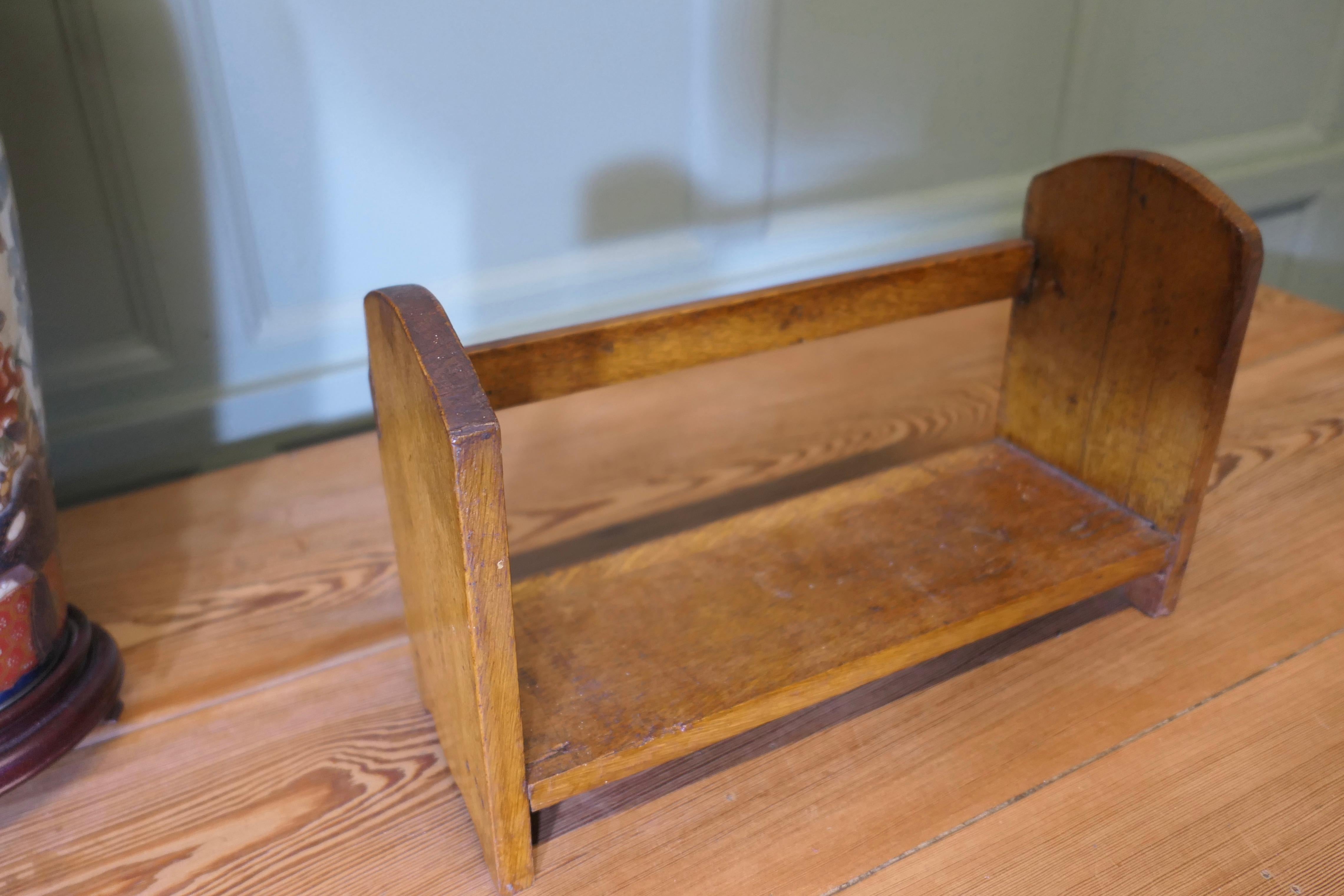 Bibliothèque de bureau en Oak

Une pièce utile en chêne, idéale pour accueillir quelques livres sur votre bureau ou votre chevet.
L'auge  est de 9