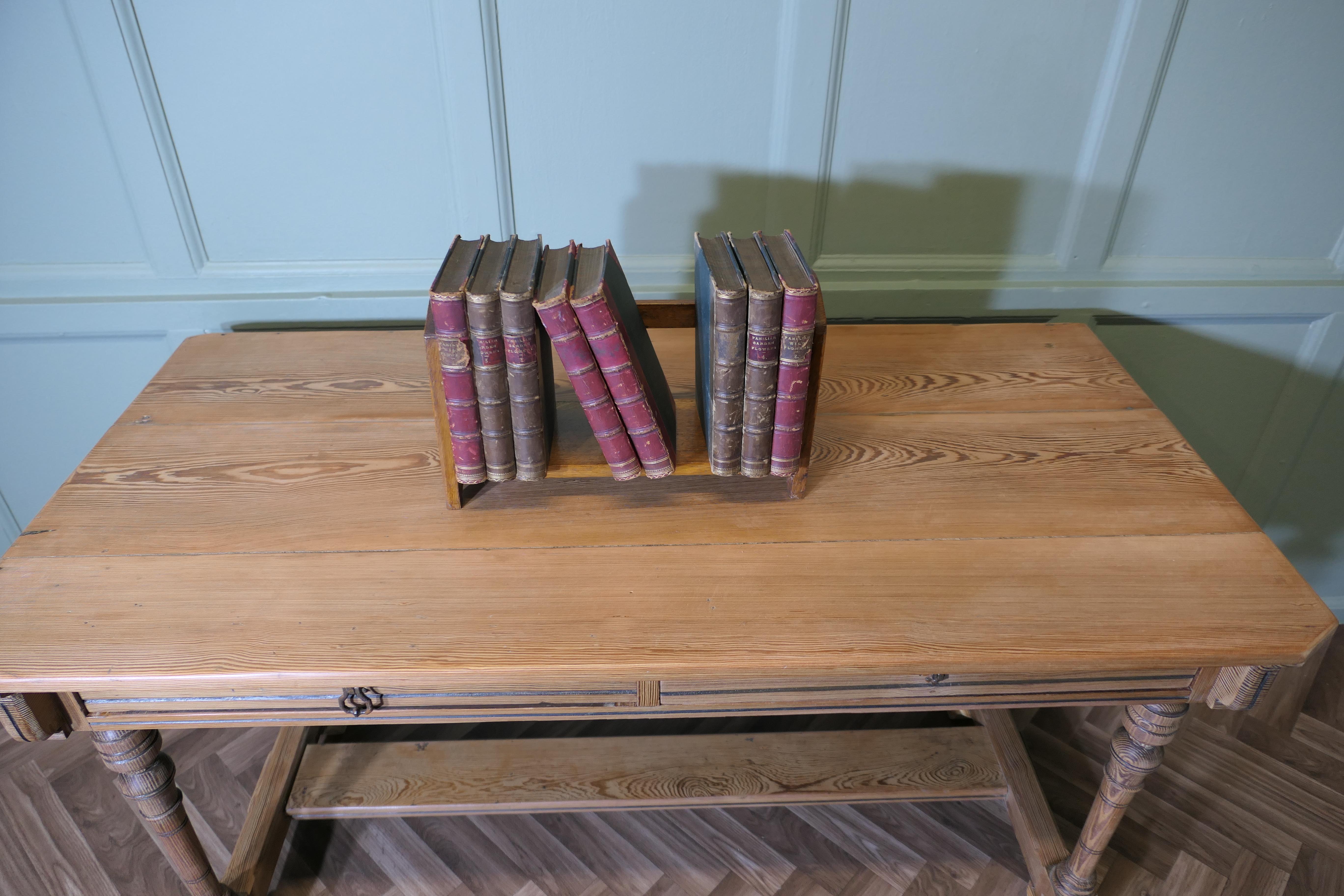 Arts and Crafts Bibliothèque de bureau en Oak  Une pièce utile fabriquée en Oak Oak en vente