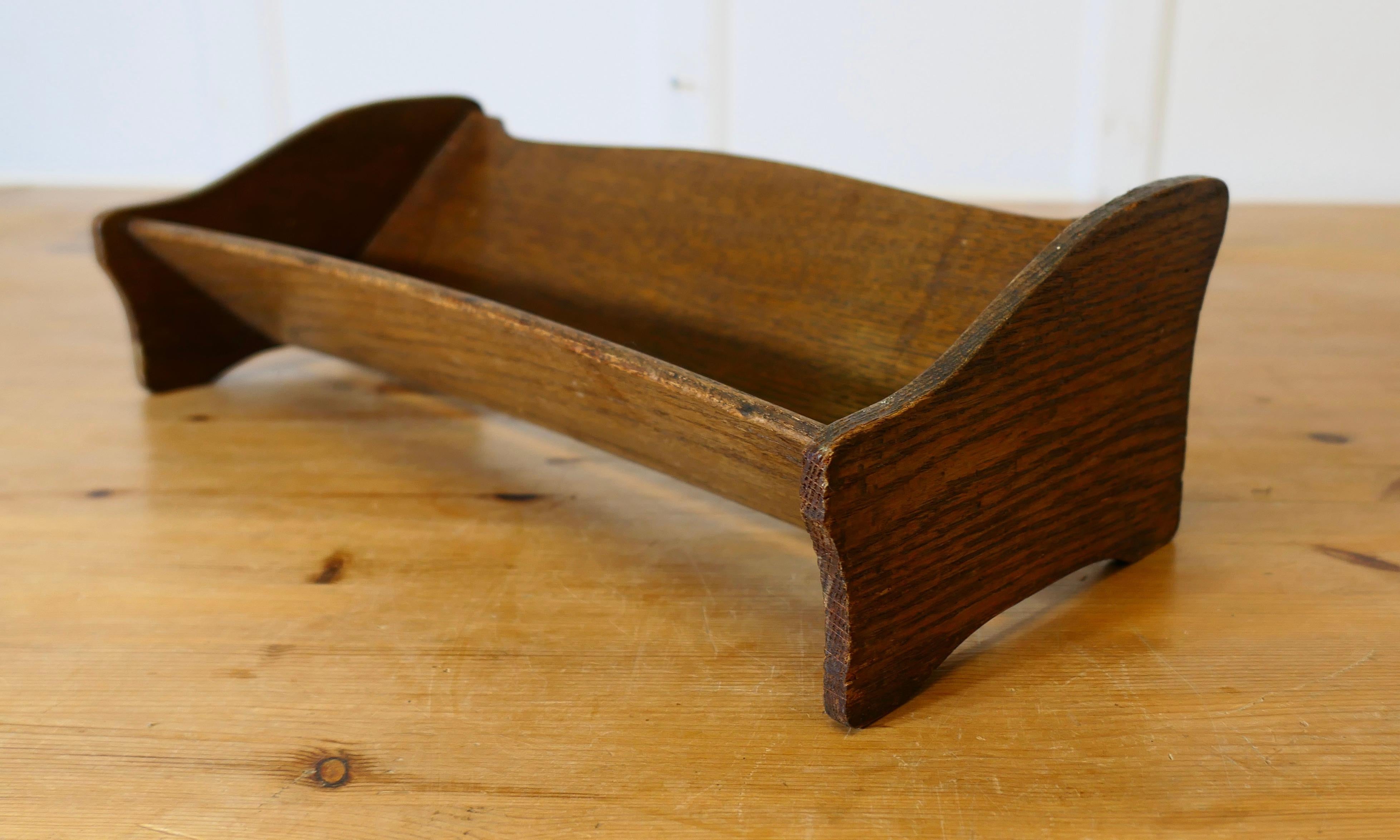  OAK Desk Top Book Trough 

Ein nützliches Stück aus dunkler Eiche, ideal für ein paar Bücher auf dem Schreibtisch oder dem Nachttisch. 
Der Trog  ist 6