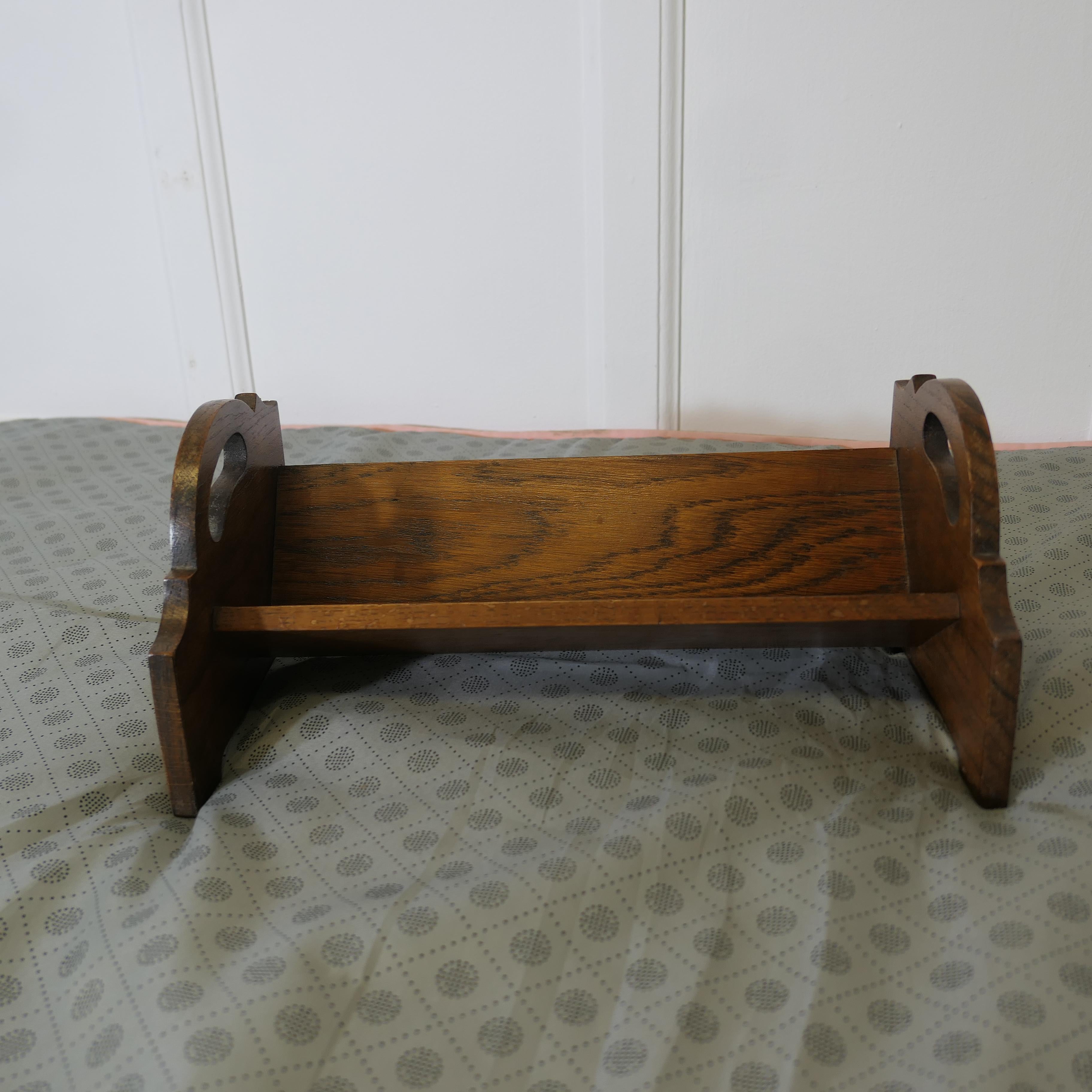 Vaschetta per libri da scrivania in Oak, con maniglie

Un utile pezzo realizzato in Oak e ideale per contenere alcuni libri sulla scrivania o sul comodino.
L'abbeveratoio  è alto 7