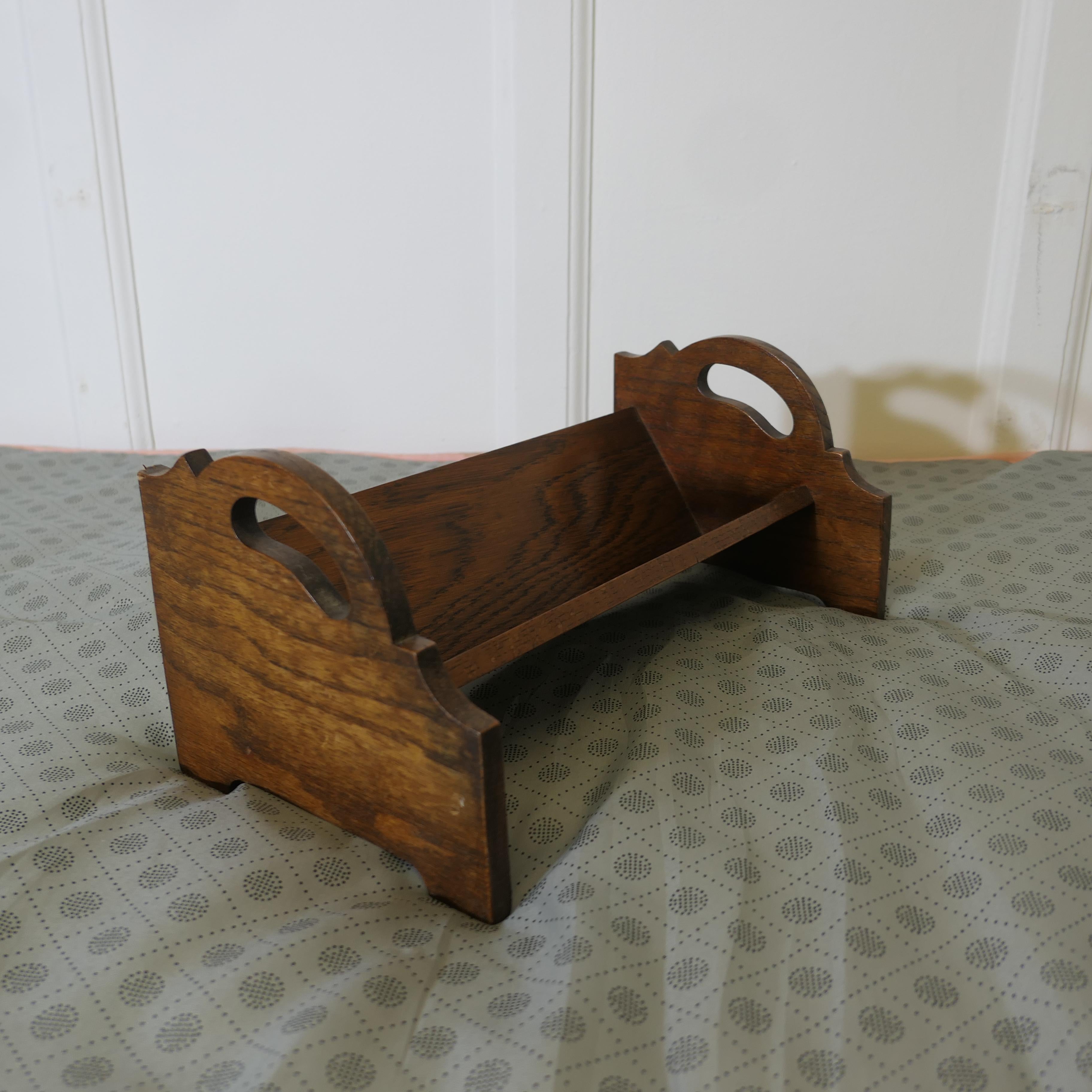 Art Déco Vaschetta per libri da scrivania in Oak, con maniglie  Un pezzo utile realizzato in Oak in vendita