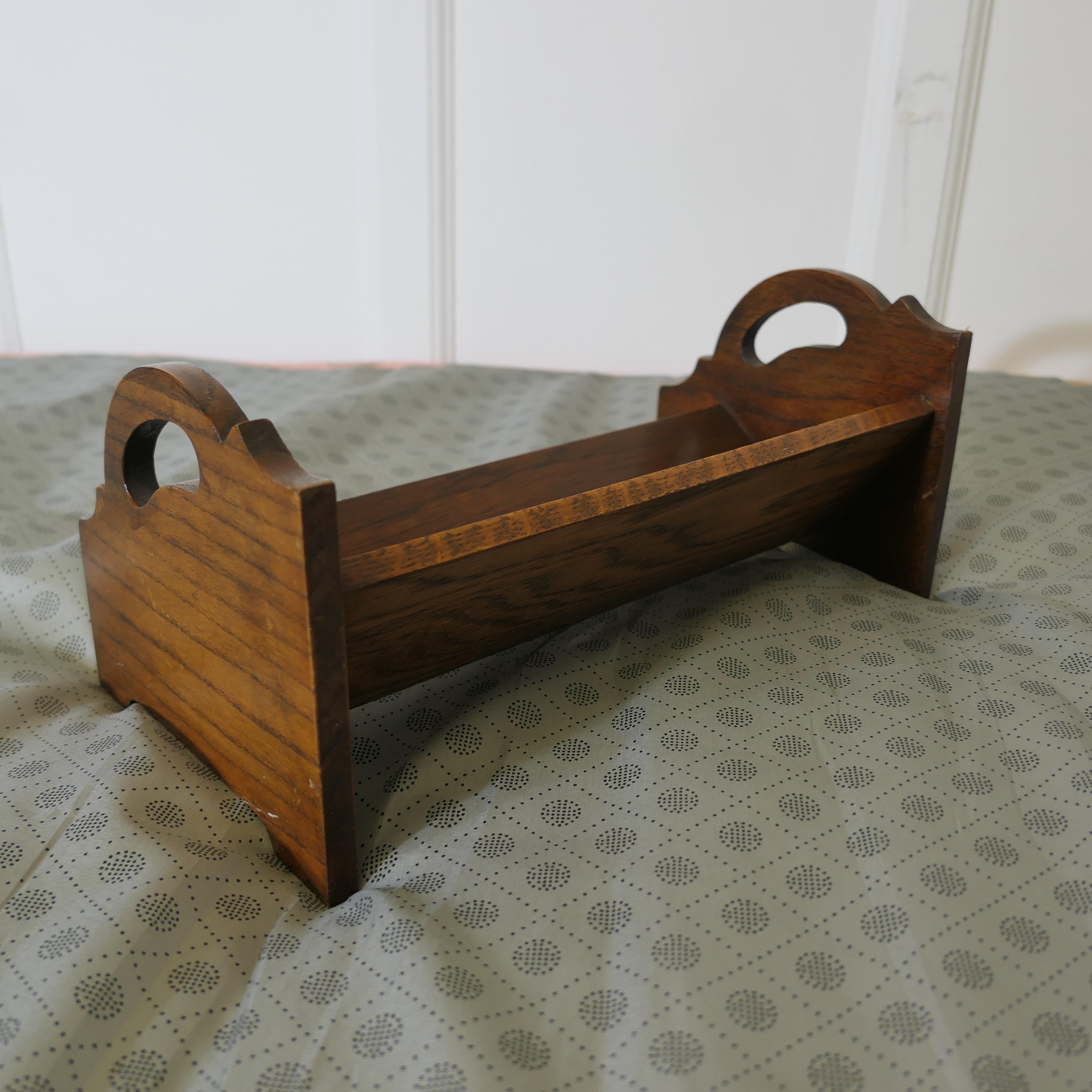 Vaschetta per libri da scrivania in Oak, con maniglie  Un pezzo utile realizzato in Oak In condizioni buone in vendita a Godshill, Isle of Wight