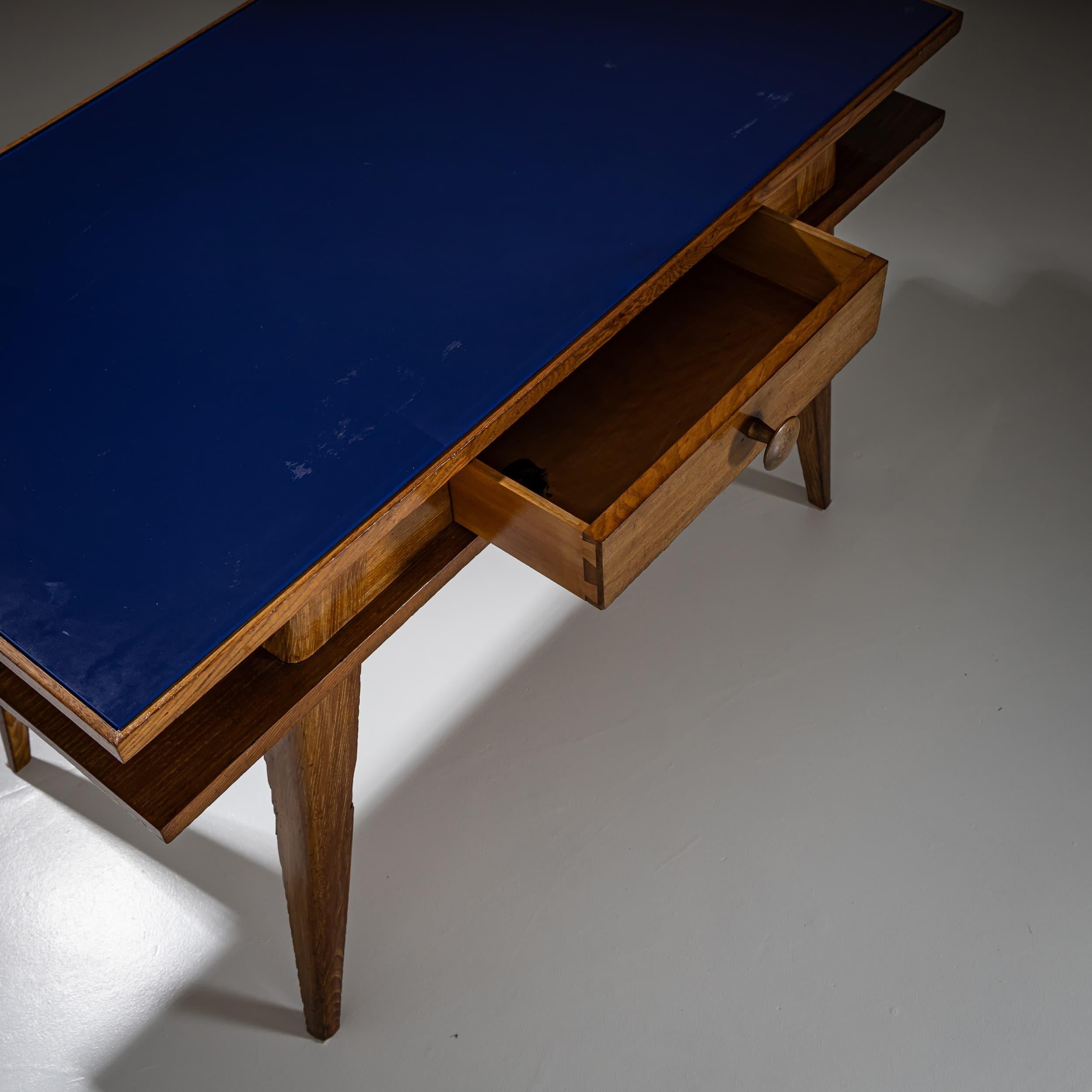 Escritorio de roble con tapa de cristal azul, Italia, Mediados del S. XX en venta 2