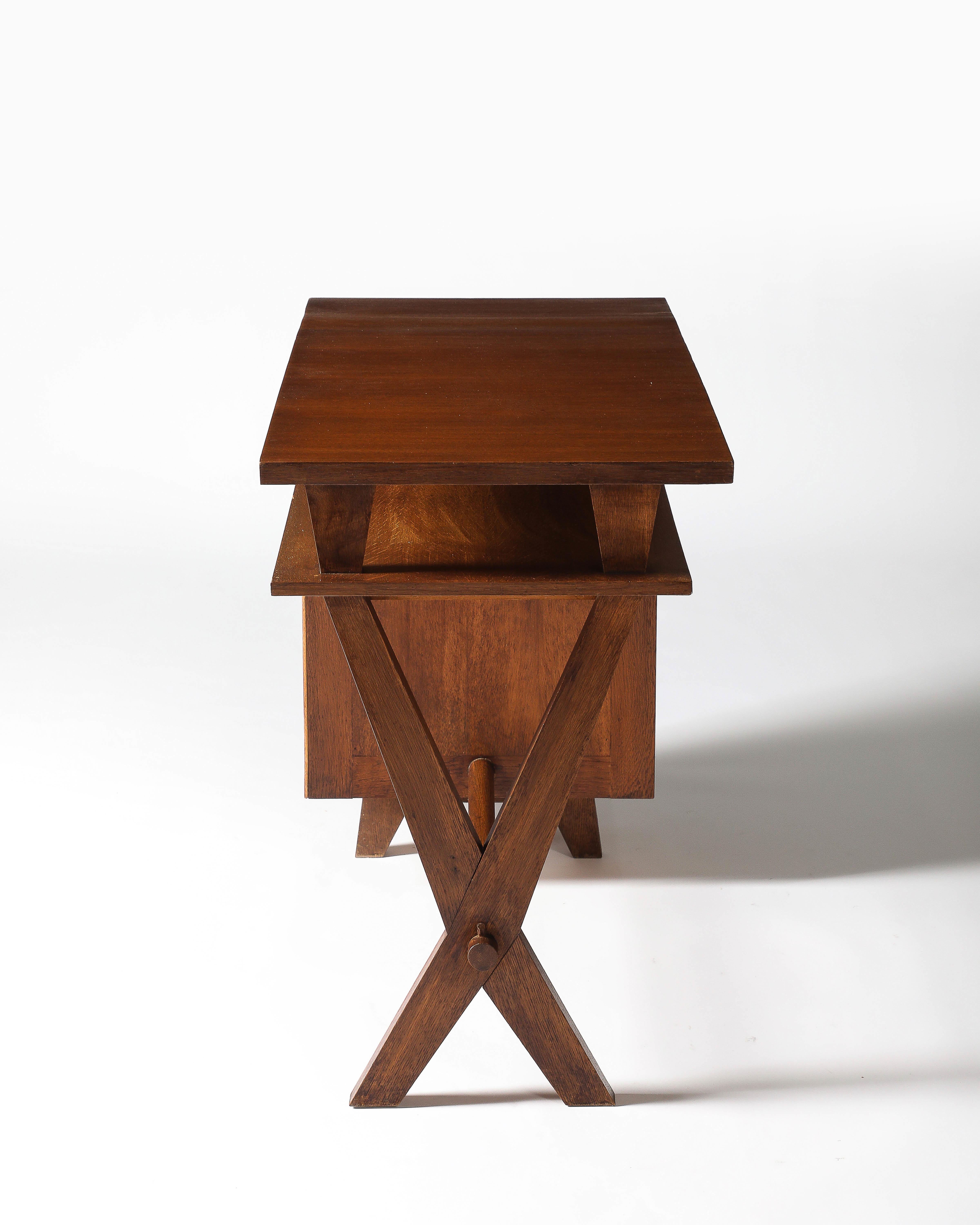 Escritorio de roble con patas de sable y tres cajones, Francia, c. 1950 en venta 5