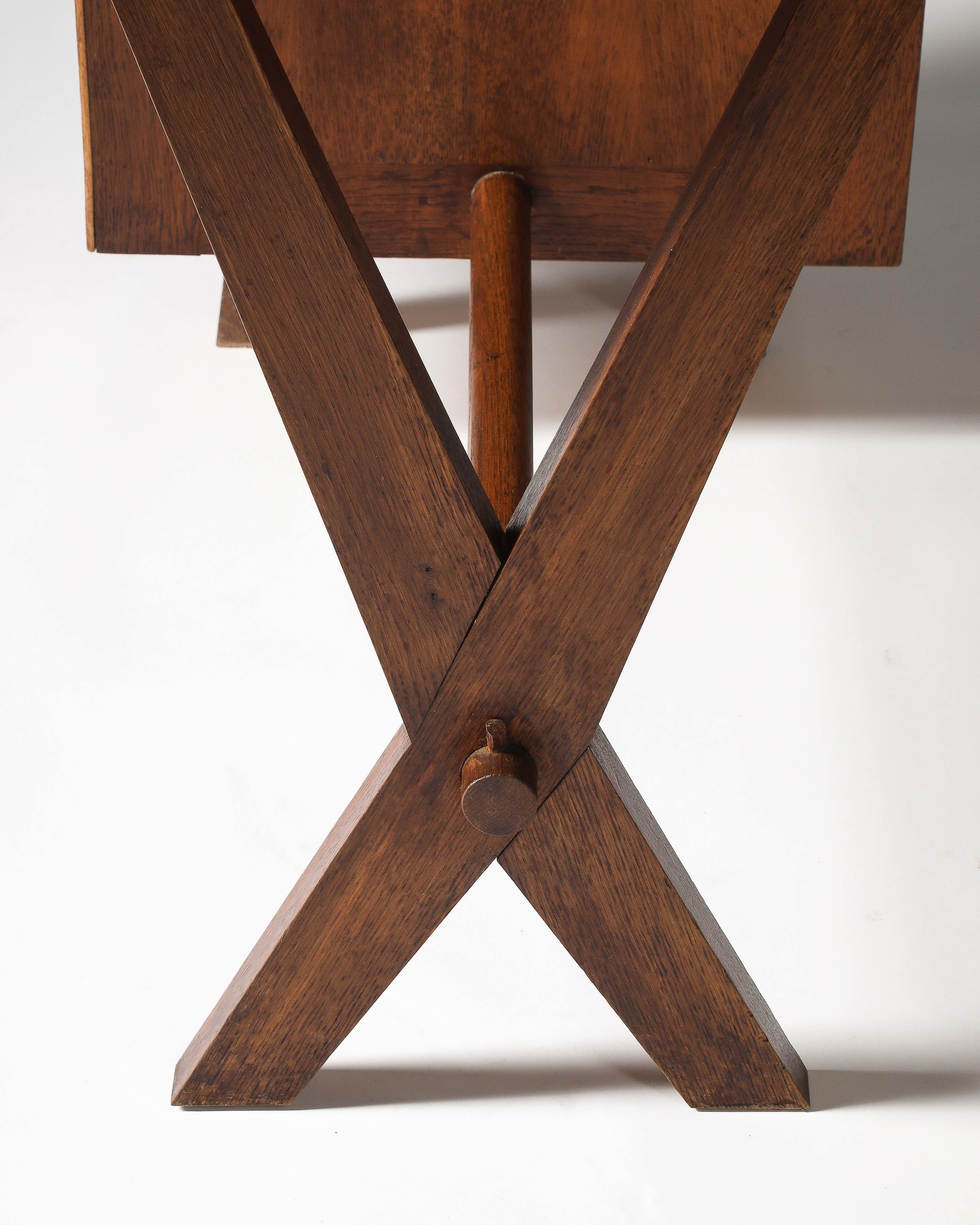 Escritorio de roble con patas de sable y tres cajones, Francia, c. 1950 en venta 6