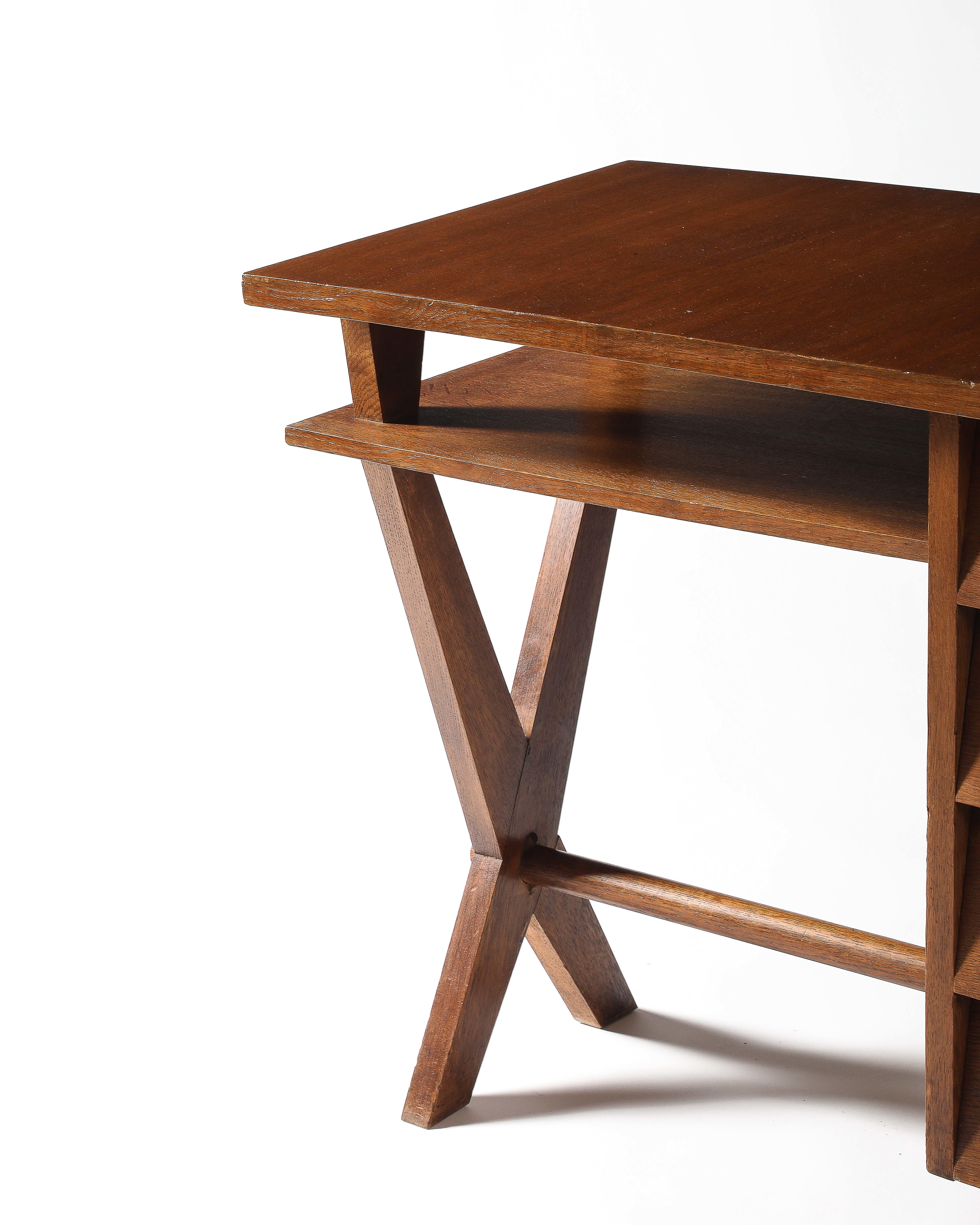 Escritorio de roble con patas de sable y tres cajones, Francia, c. 1950 en venta 7