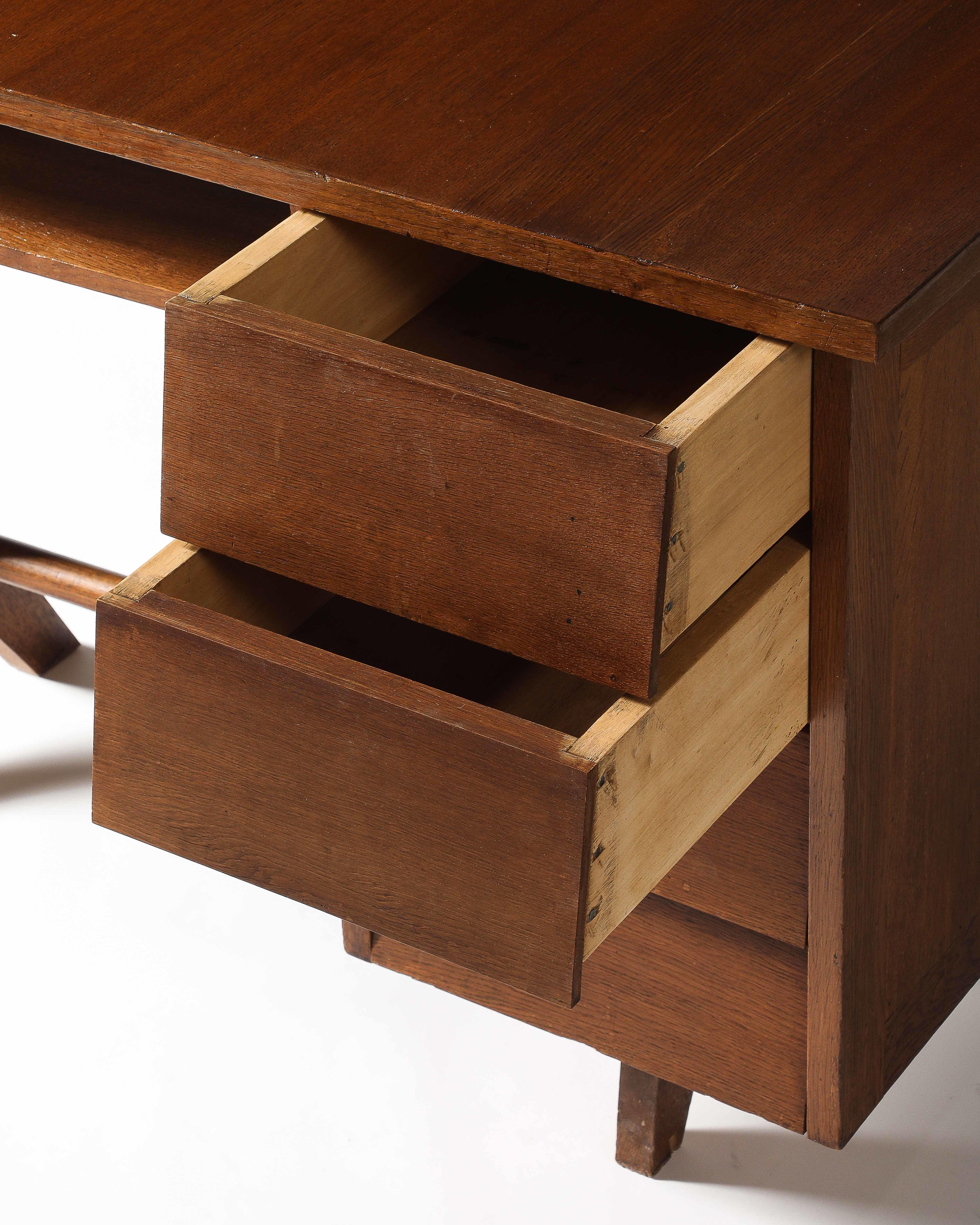 Escritorio de roble con patas de sable y tres cajones, Francia, c. 1950 en venta 8