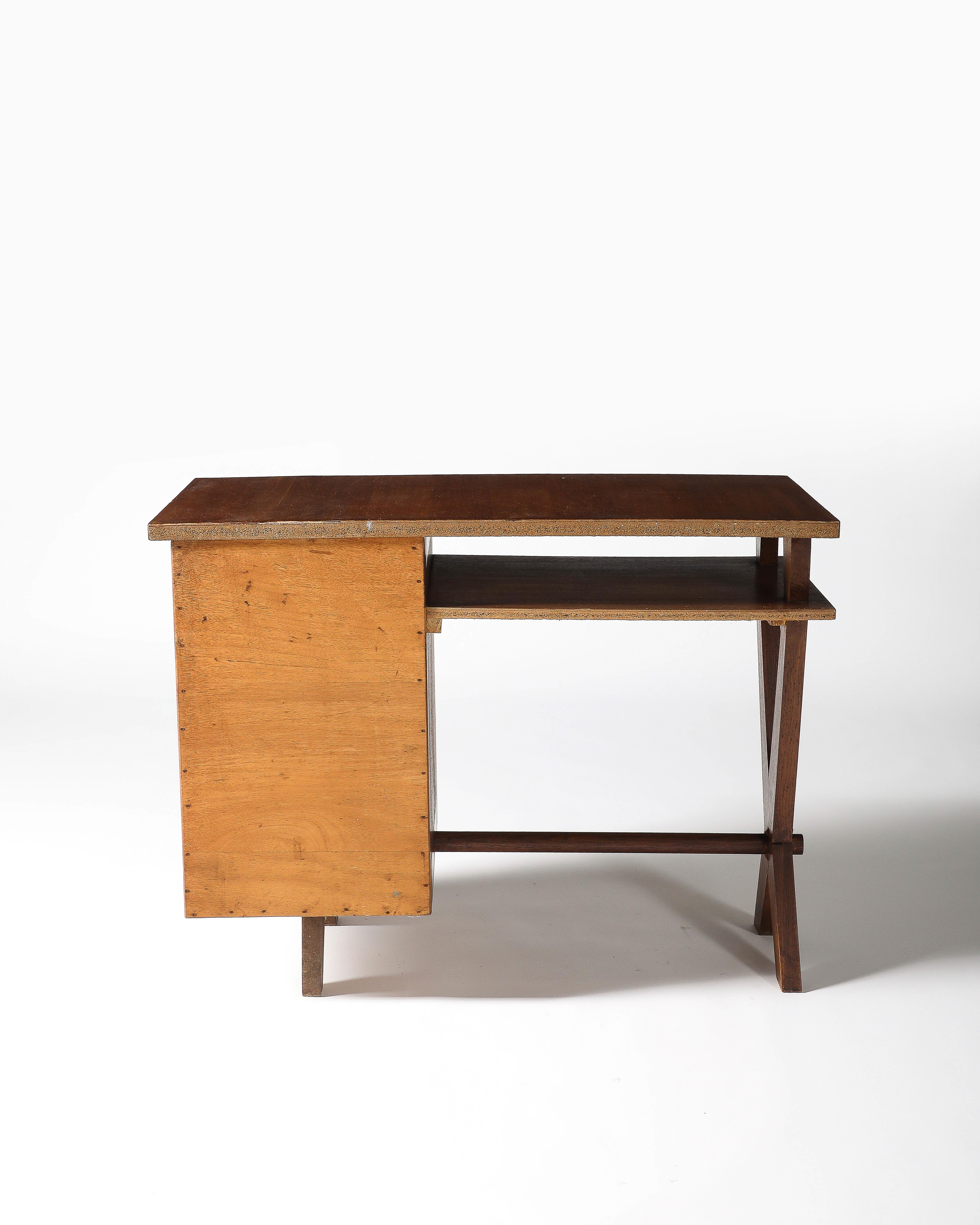 Escritorio de roble con patas de sable y tres cajones, Francia, c. 1950 en venta 9