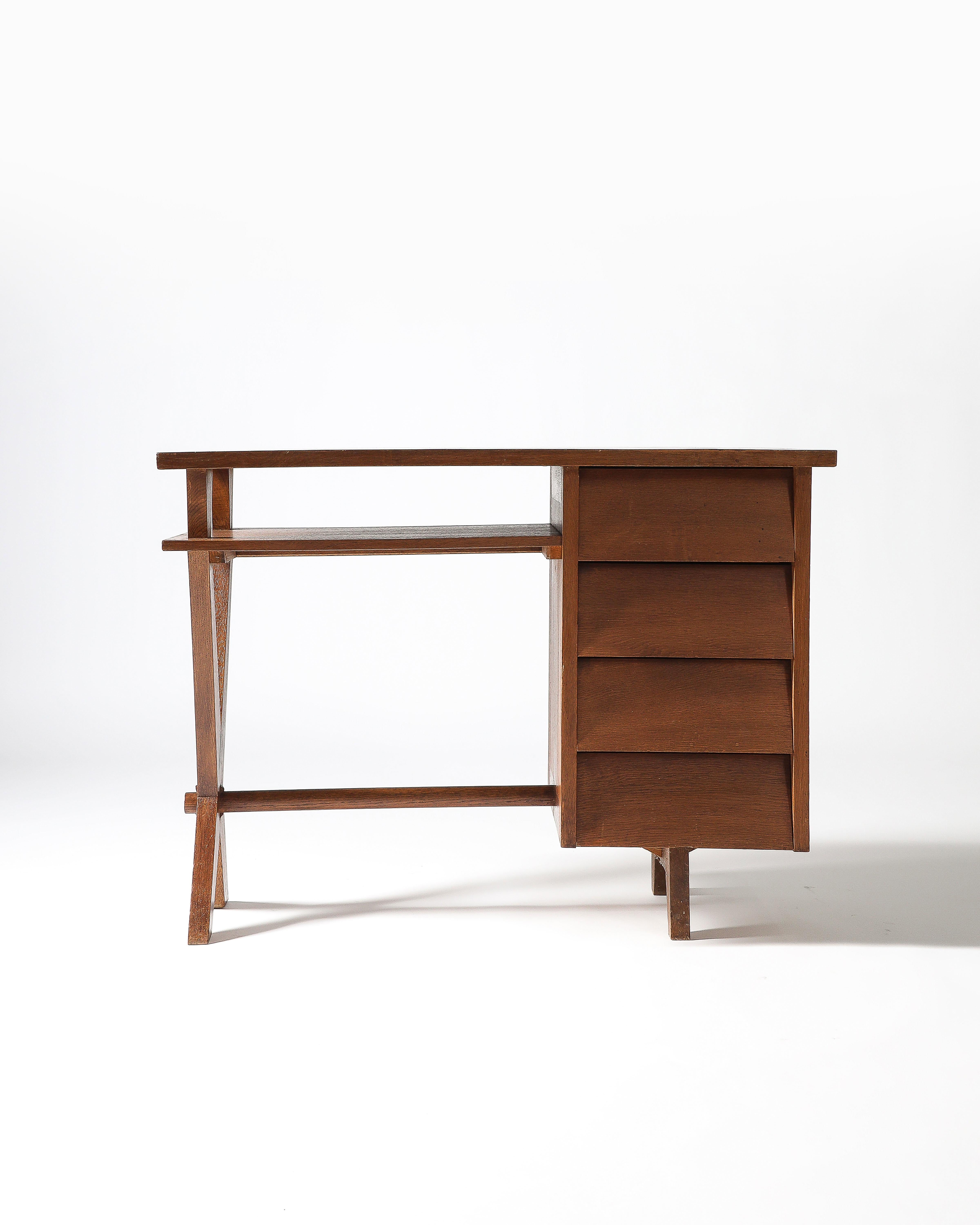 Escritorio de roble con patas de sable y tres cajones, Francia, c. 1950 Francés en venta