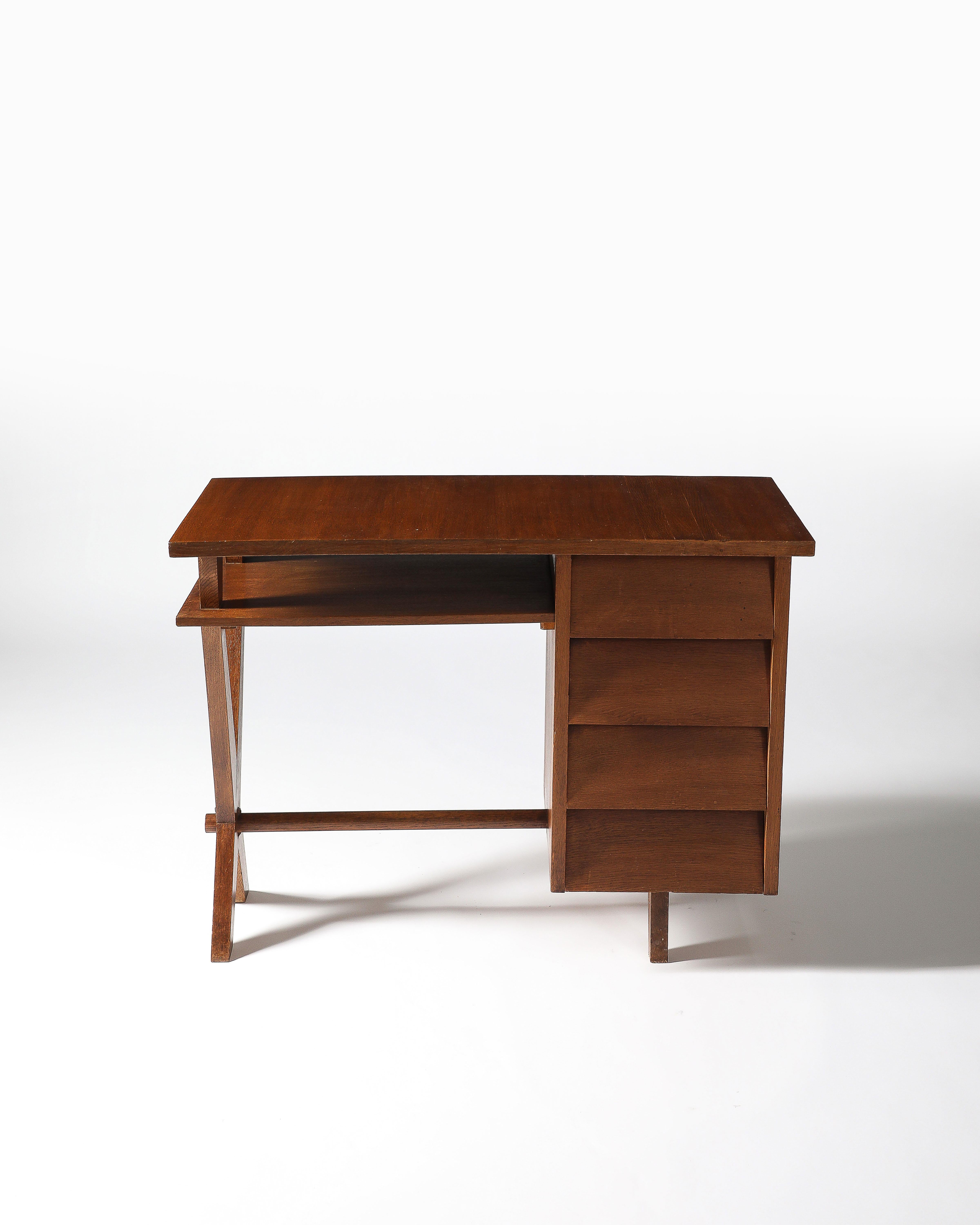 Escritorio de roble con patas de sable y tres cajones, Francia, c. 1950 en Bueno estado para la venta en New York City, NY