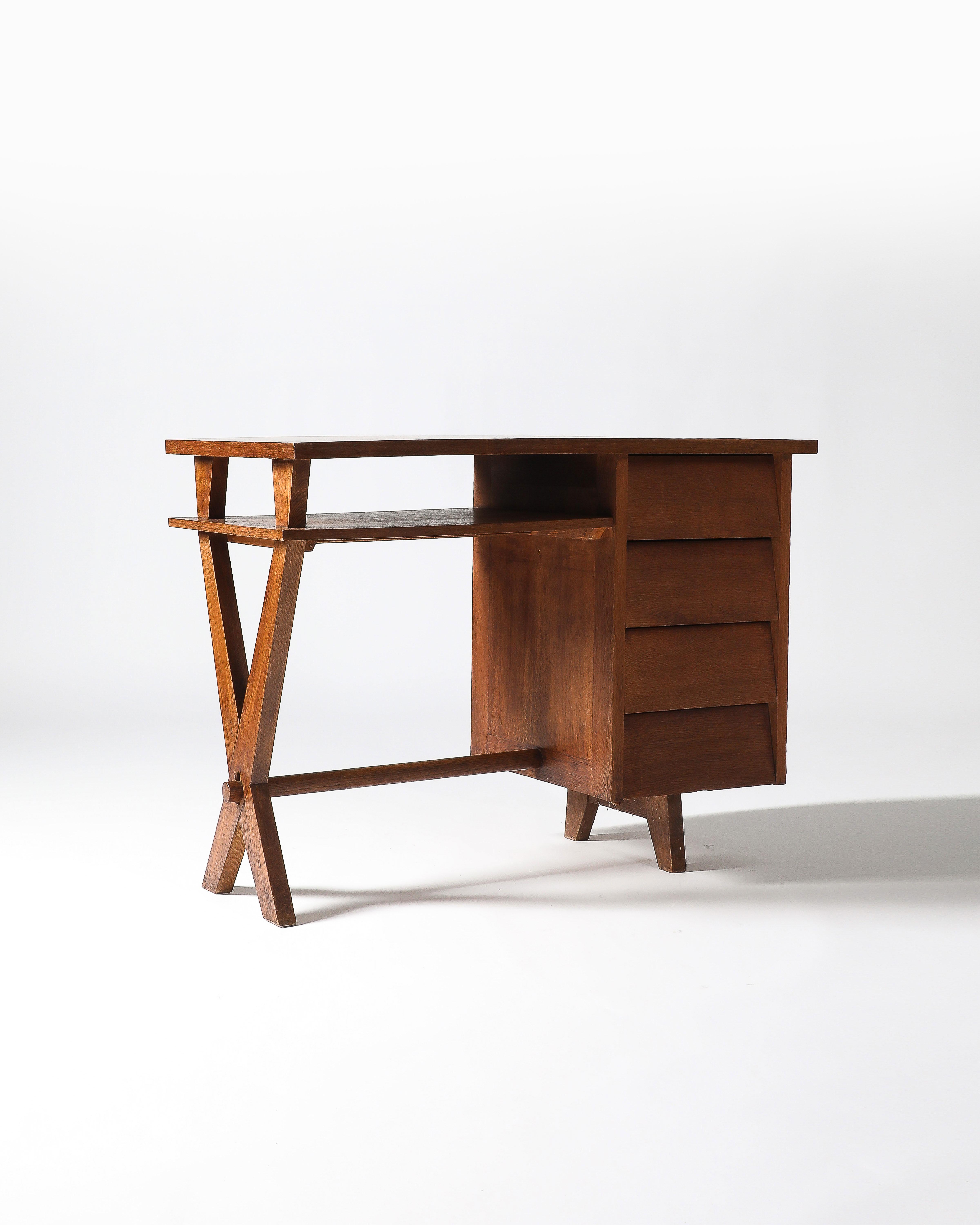 Escritorio de roble con patas de sable y tres cajones, Francia, c. 1950 mediados del siglo XX en venta