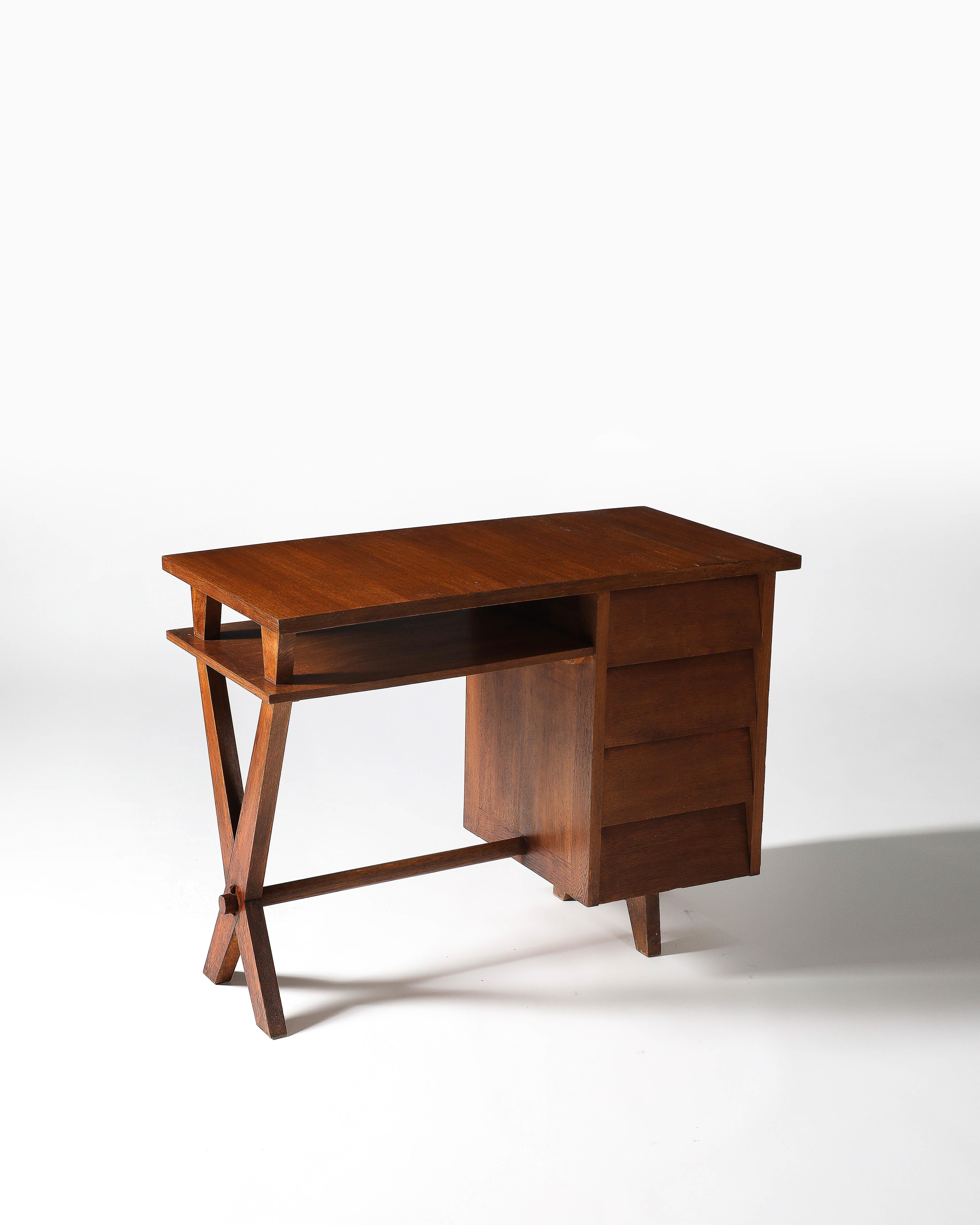 Escritorio de roble con patas de sable y tres cajones, Francia, c. 1950 Roble en venta