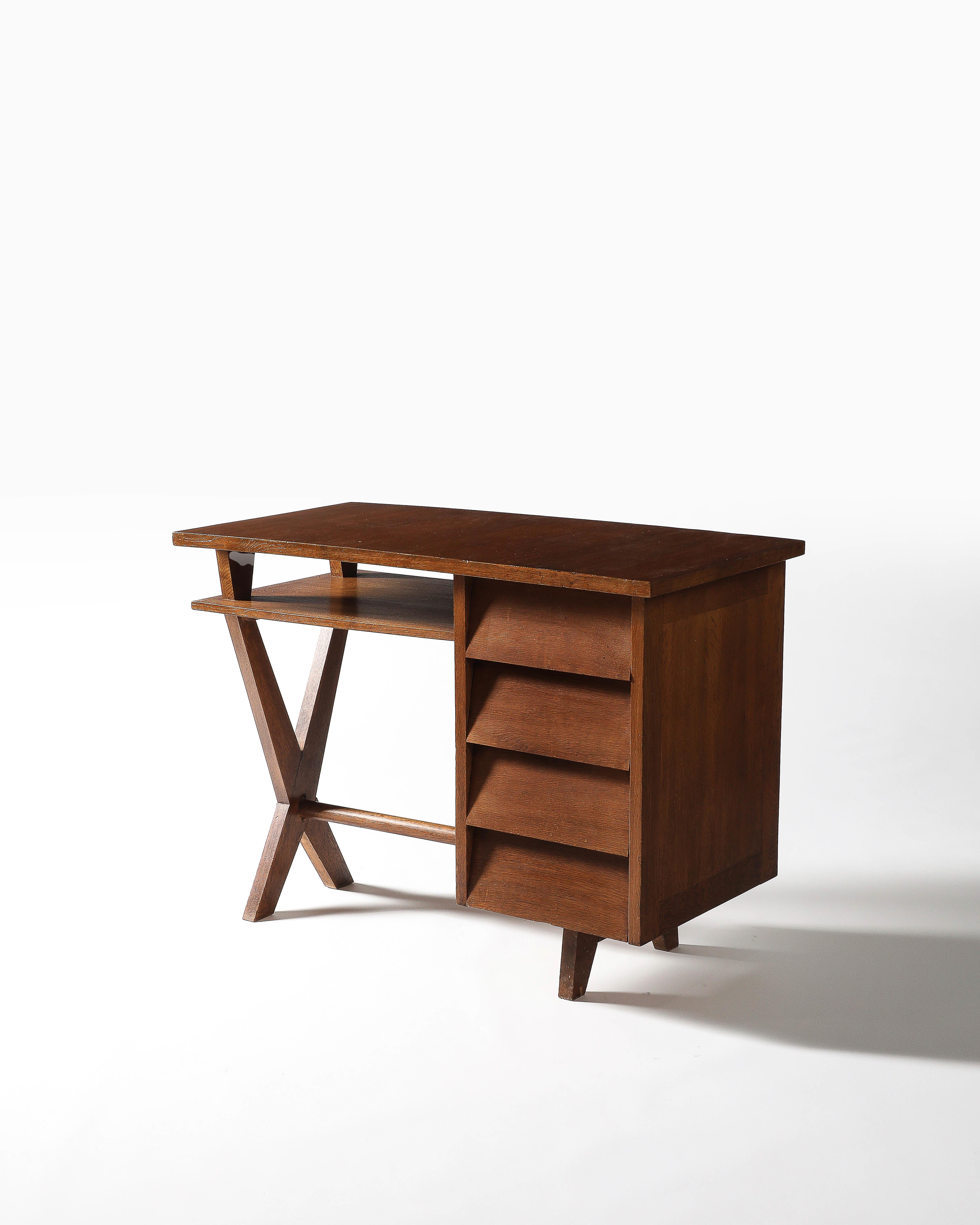 Escritorio de roble con patas de sable y tres cajones, Francia, c. 1950 en venta 1