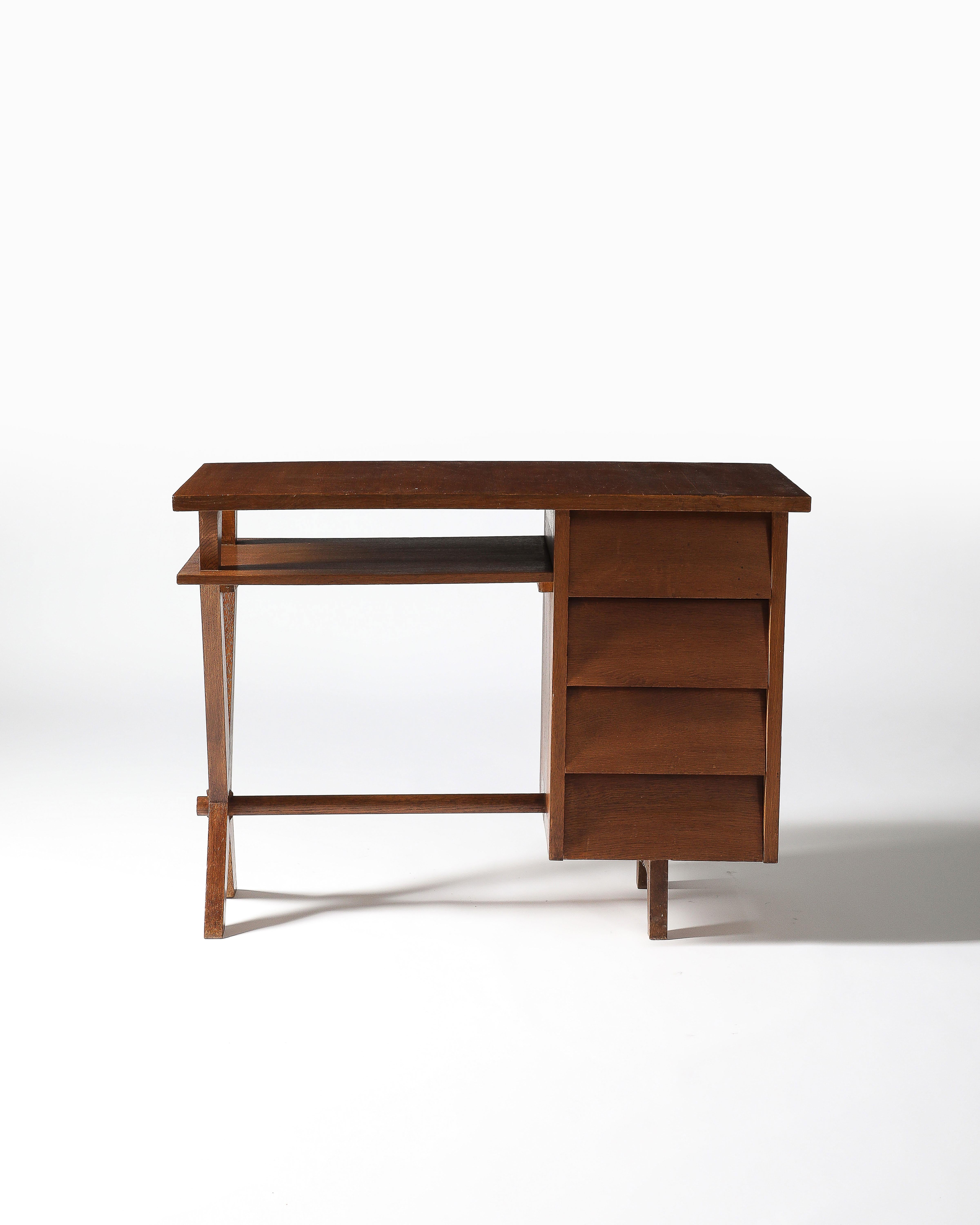 Escritorio de roble con patas de sable y tres cajones, Francia, c. 1950 en venta 2