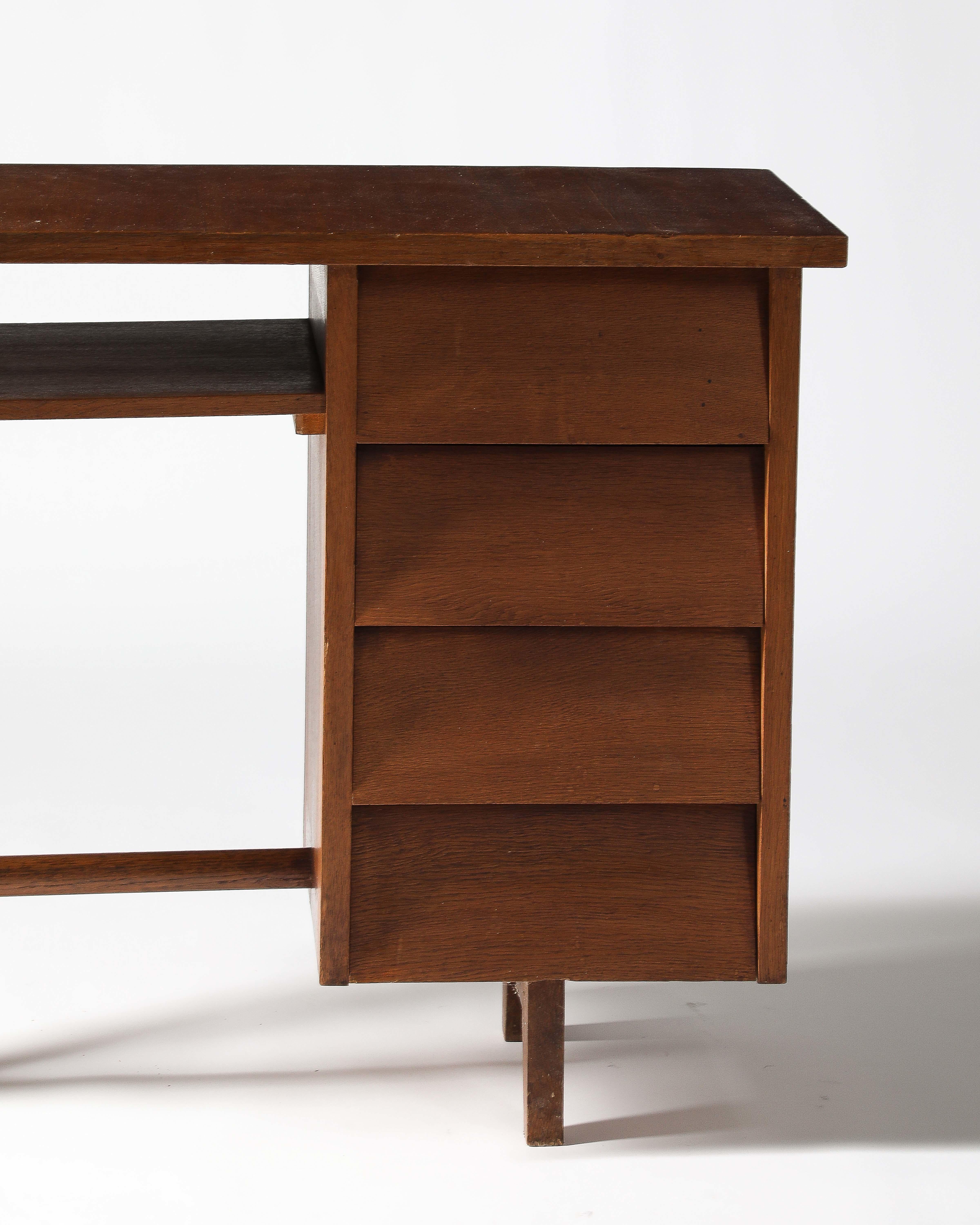 Escritorio de roble con patas de sable y tres cajones, Francia, c. 1950 en venta 3