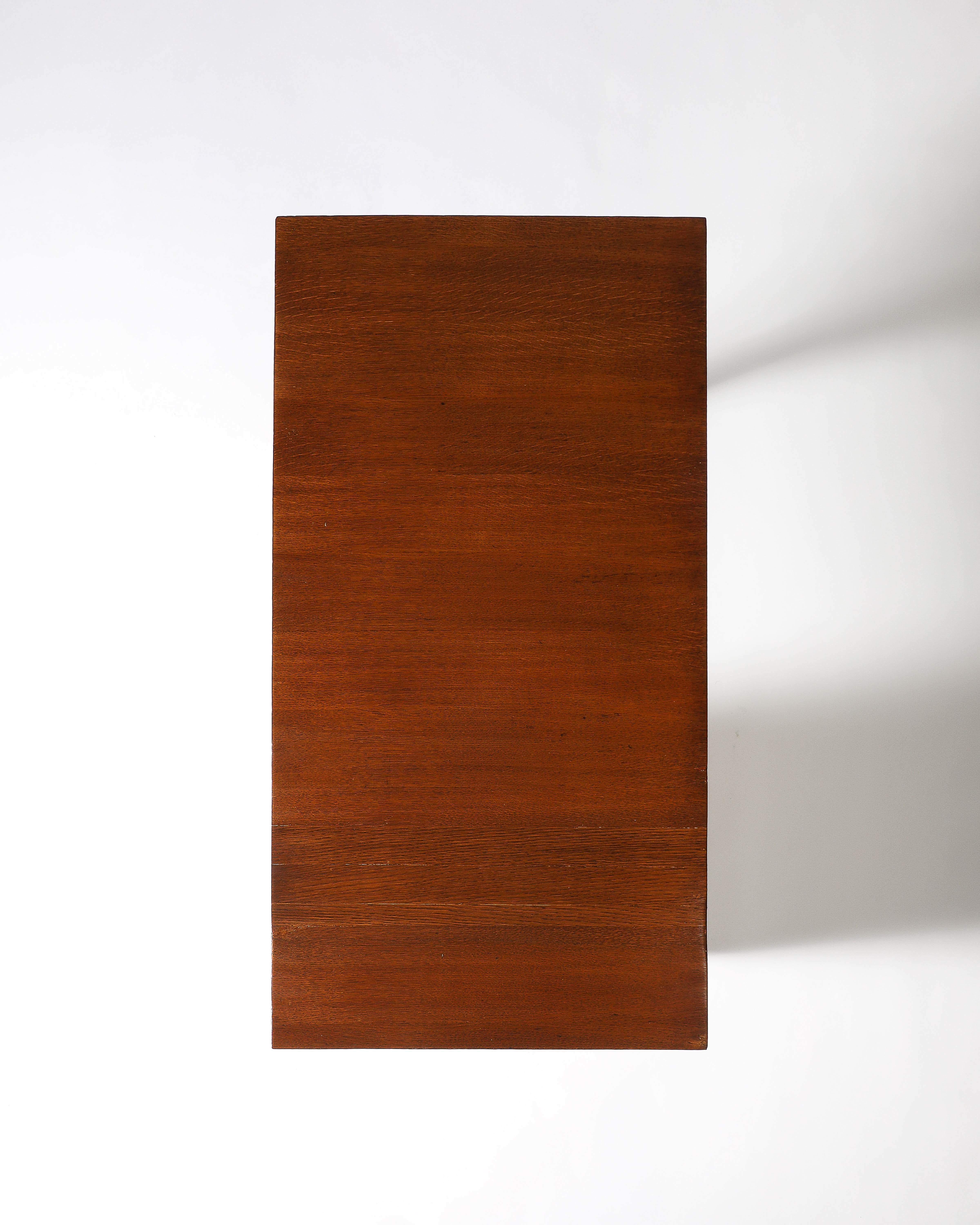 Escritorio de roble con patas de sable y tres cajones, Francia, c. 1950 en venta 4