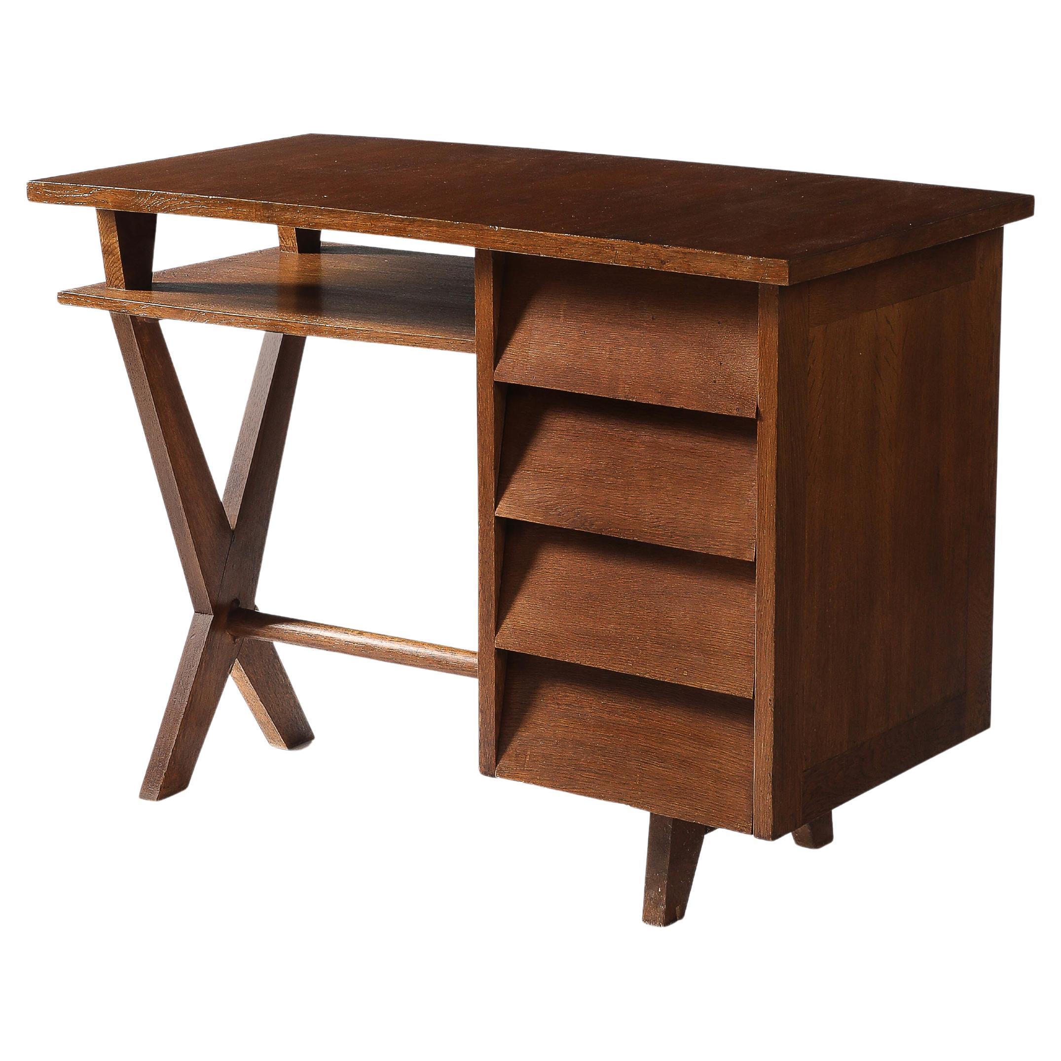 Escritorio de roble con patas de sable y tres cajones, Francia, c. 1950 en venta