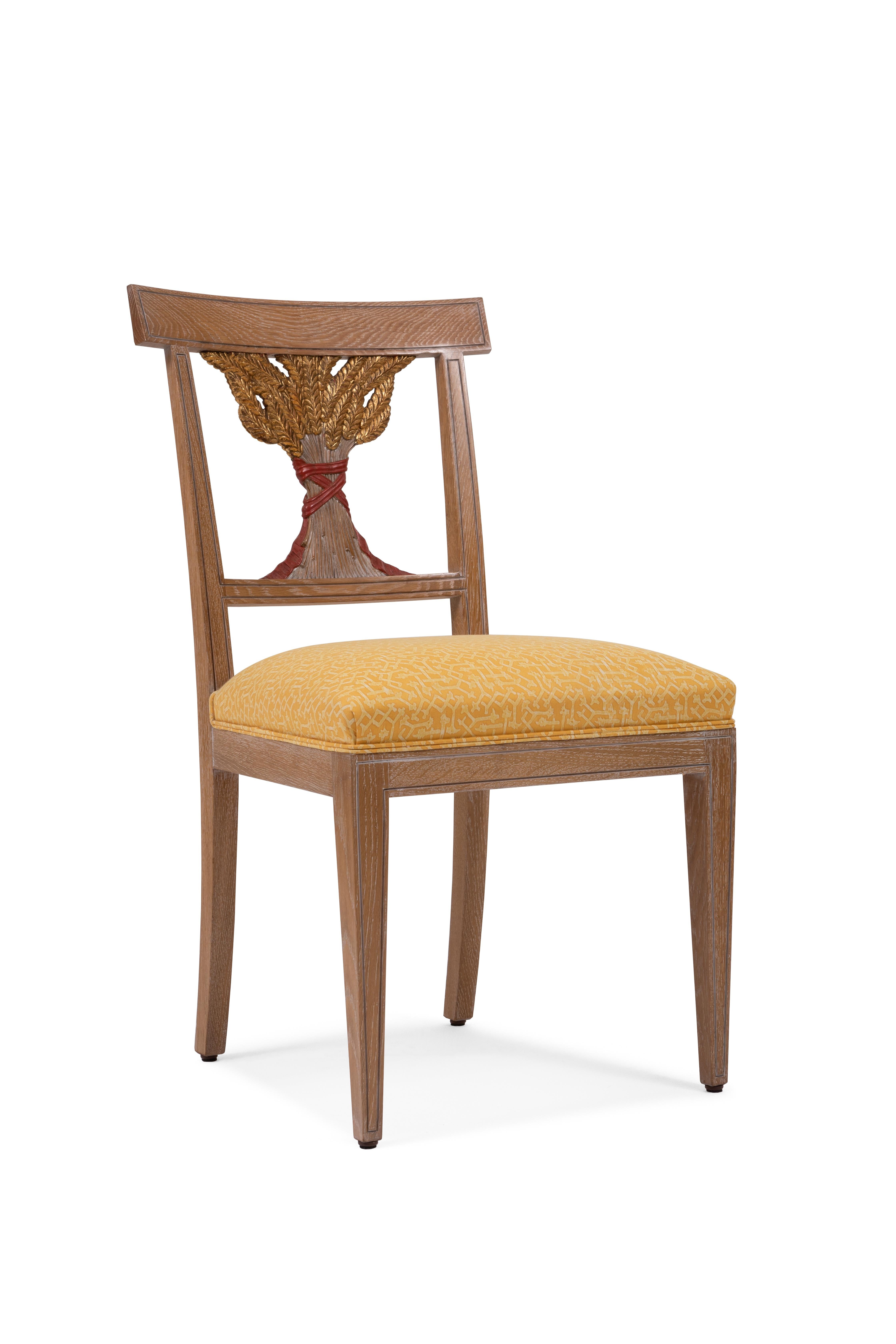 Chaise en bois de chêne, avec épis de blé décoratifs sculptés à la main sur le dossier et le contre-dossier. Ce fauteuil s'inspire du style de l'Empire russe ( zar Nicola II ).
Parfait pour la salle à manger, il est personnalisable. Les épis de blé