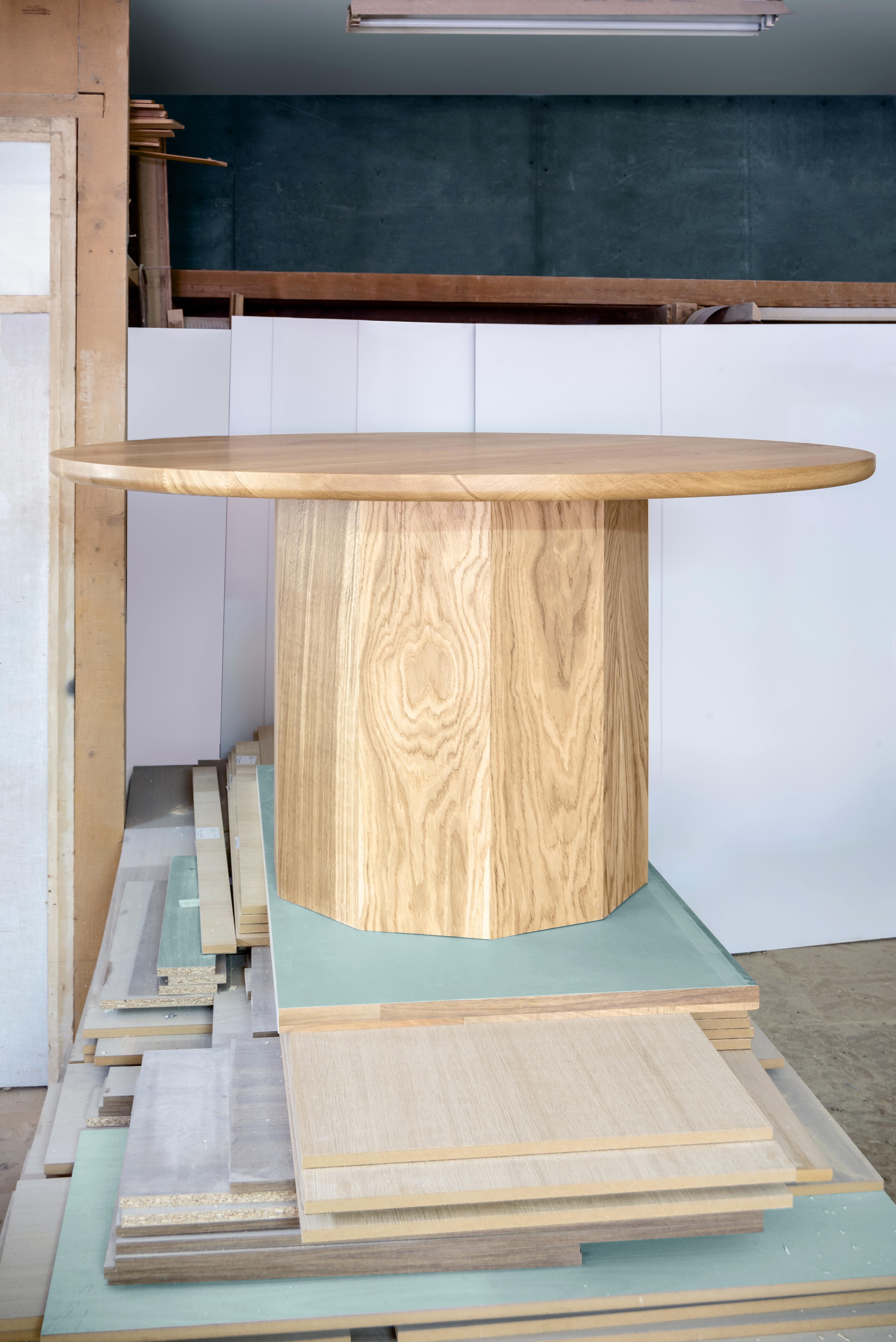 Table à manger en chêne de Daniel Nikolovski
Dimensions : ø 150 x H 80 cm, Base : ø 65 cm
Matériaux : Chêne massif
Disponible également en noyer.

Fabriquée à la main à partir de bois de chêne d'origine locale, provenant du sud de la Macédoine, la