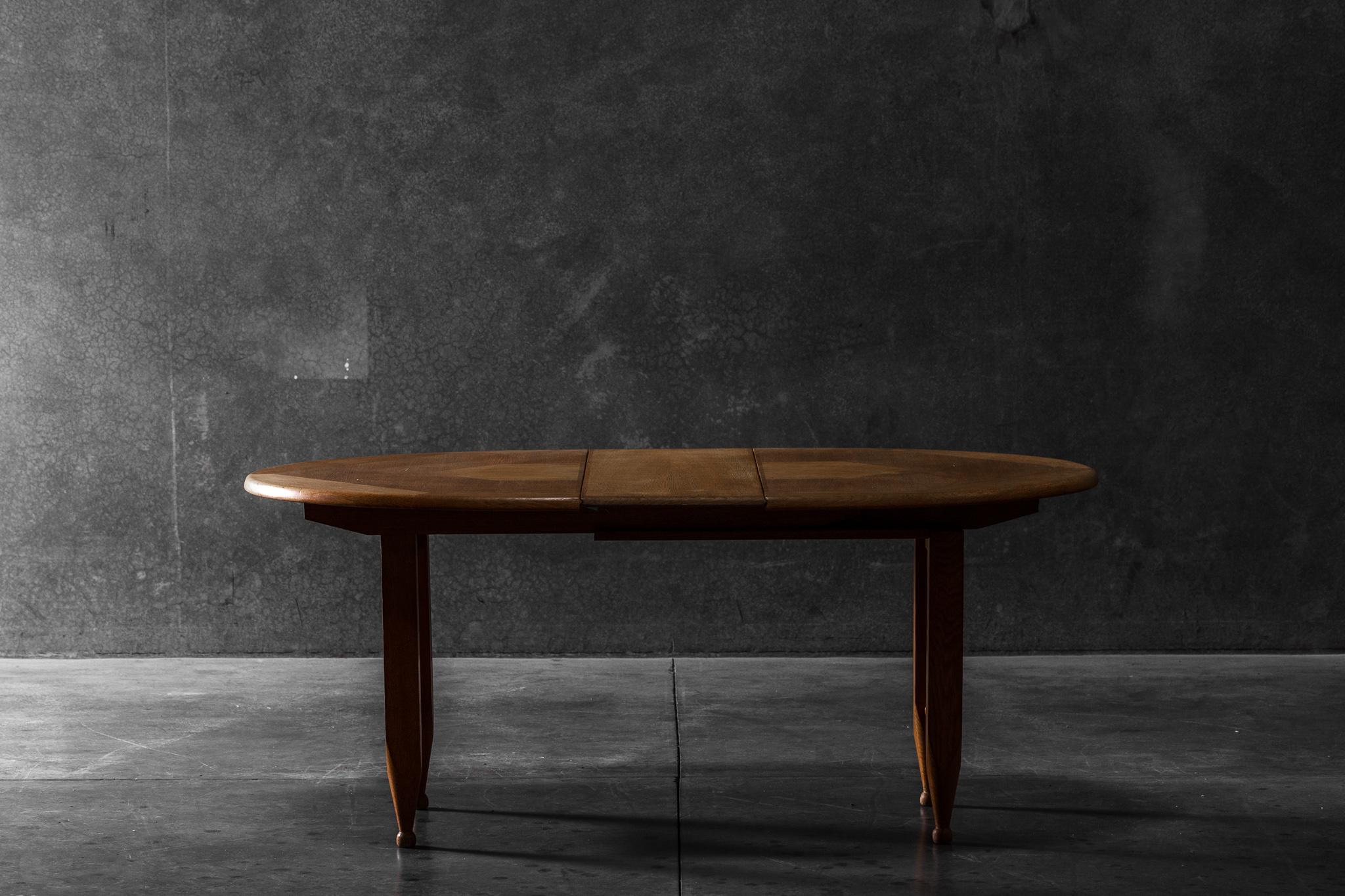 Solid oak extendable dining table with optional leaf by Guillerme et Chambron. Made in France circa 1960s.

Dimensions with leaf: 68