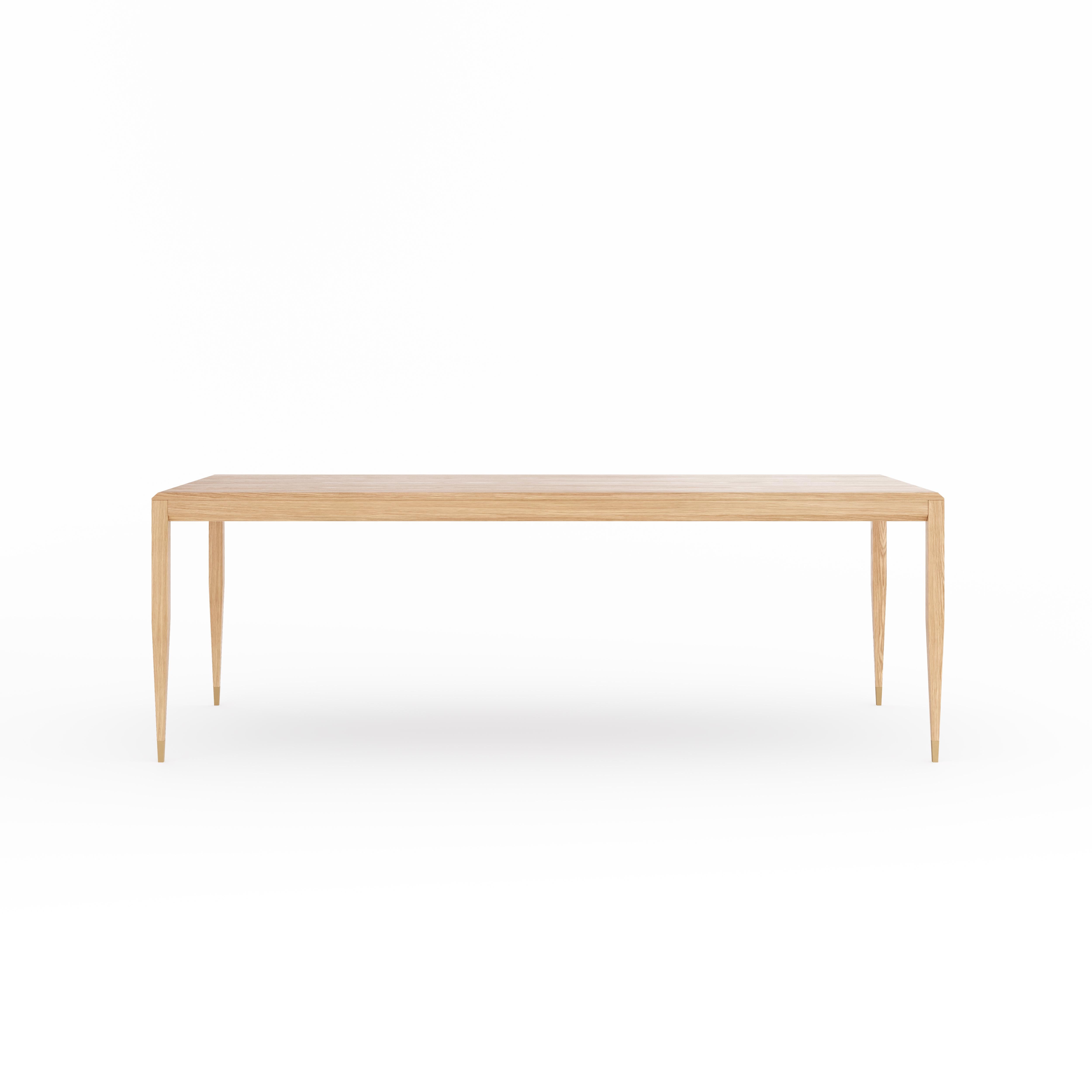 Mesa de comedor de roble de estilo de mediados de siglo con patas cónicas con pies de latón. Mesa de madera maciza de roble y madera revestida de chapa de roble natural grueso acabada con barniz de alta calidad.
Hecho a mano en