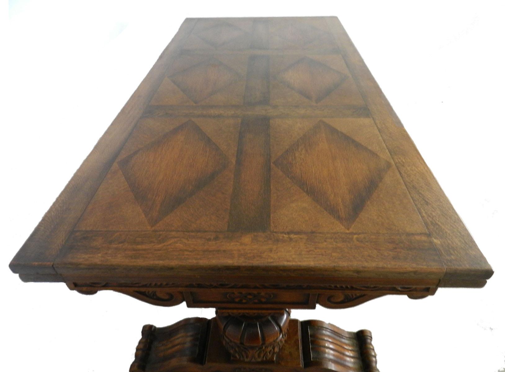 Table à tiroirs en chêne de style Renaissance Revival s'étendant jusqu'à 11.12ft 133.5ins 
Dessus de parquet en diamant inhabituel 
Panneaux de parquet en bois massif et placage de chêne sculpté
Français Espagnol Basque Début du 20e siècle