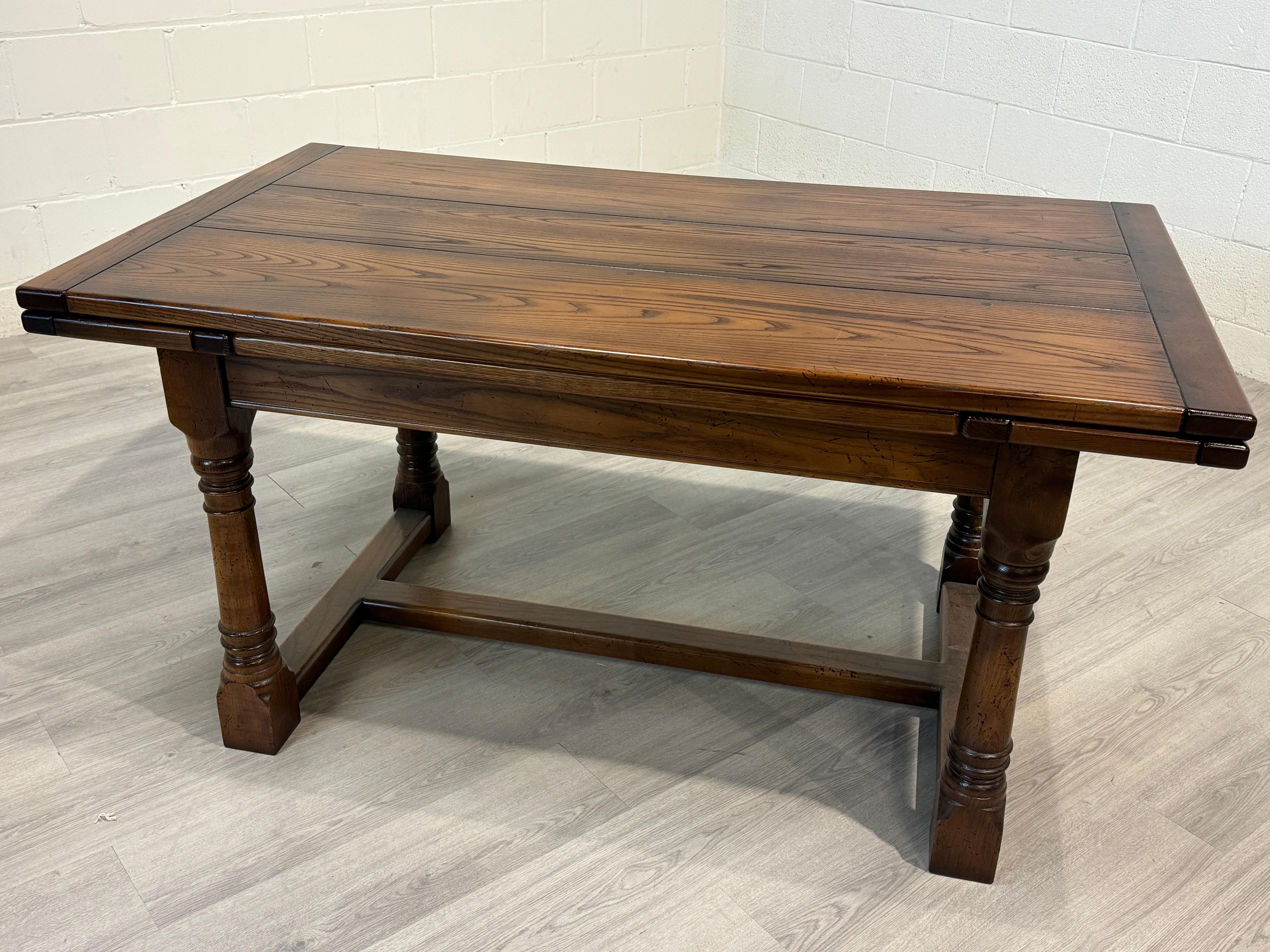 Mesa de Comedor de Roble-Tradicional Inglés Estilo Tudor, Hoja Extensible en venta 7