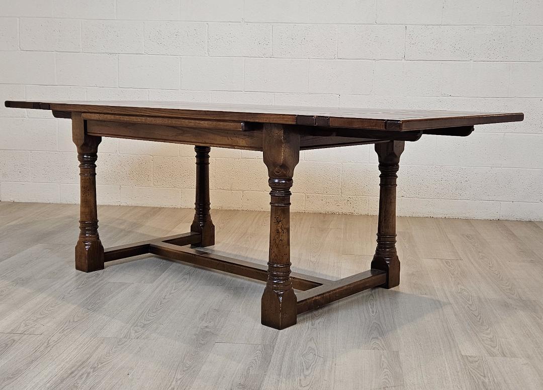 Una mesa de comedor de roble de construcción sólida- Roble inglés tradicional estilo Tudor, hoja extensible  en ambos extremos que se guarda debajo de la parte superior, buen color. Construido con sólidos y chapas de roble y maderas secundarias en
