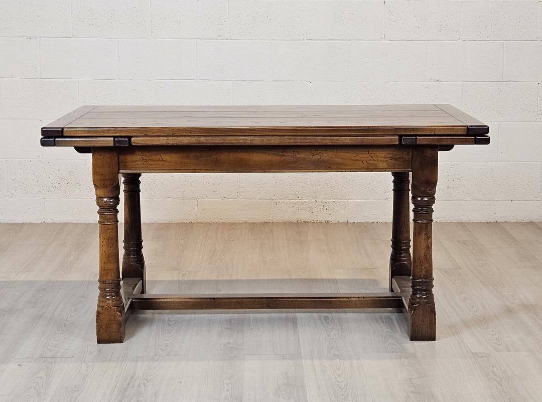 Mesa de Comedor de Roble-Tradicional Inglés Estilo Tudor, Hoja Extensible en Bueno estado para la venta en Toronto, CA