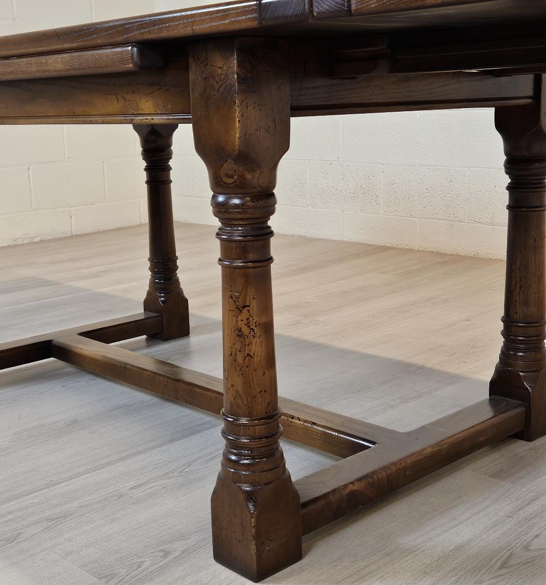 Mesa de Comedor de Roble-Tradicional Inglés Estilo Tudor, Hoja Extensible siglo XX en venta